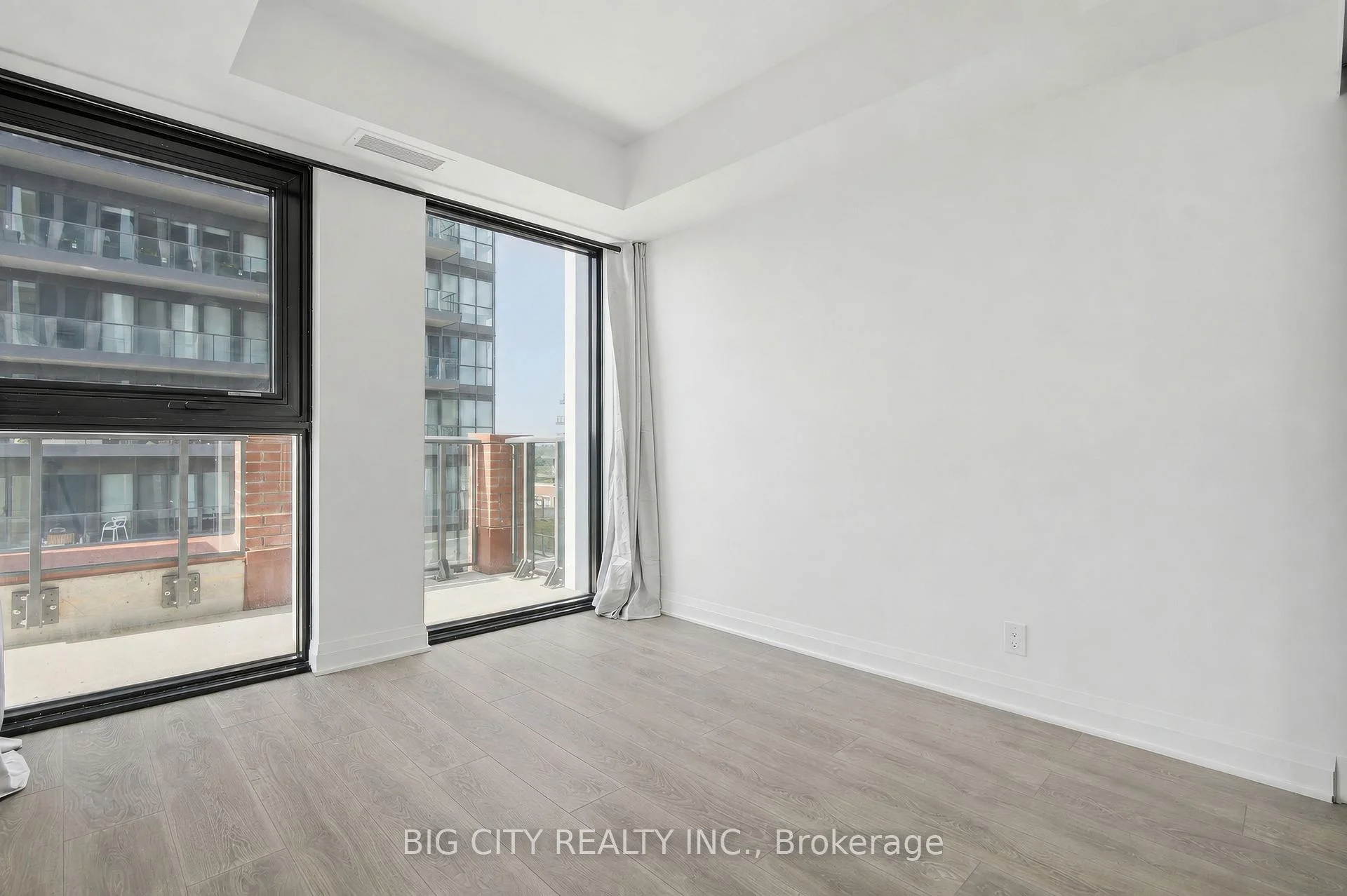 Photo 3 of Unit 1001, 25 Frederick Todd Way, Toronto, Thorncliffe Park — HOMEH