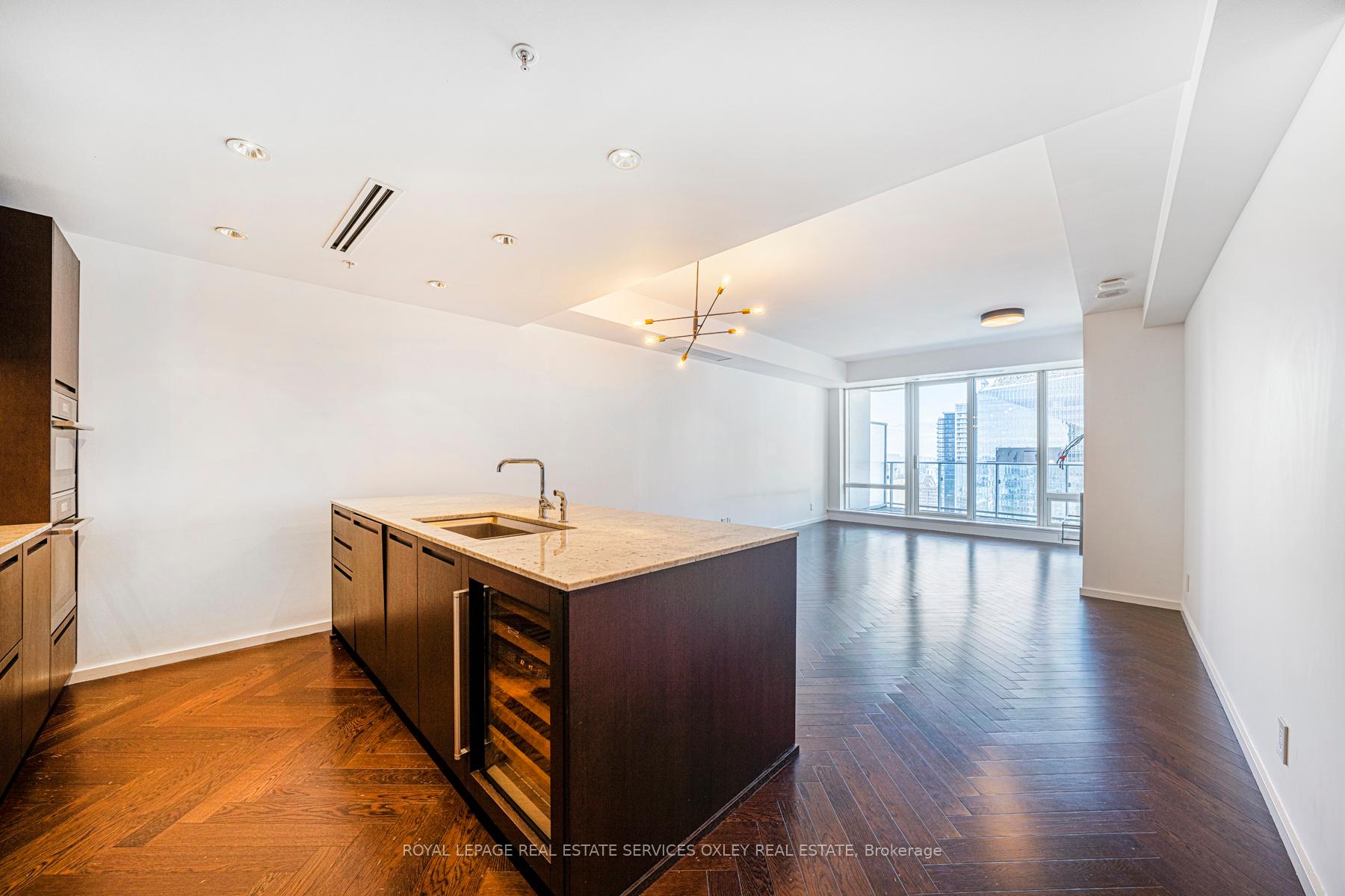 Photo 6 of Unit 4708, 180 University Avenue, Toronto, Bay Street Corridor — HOMEH