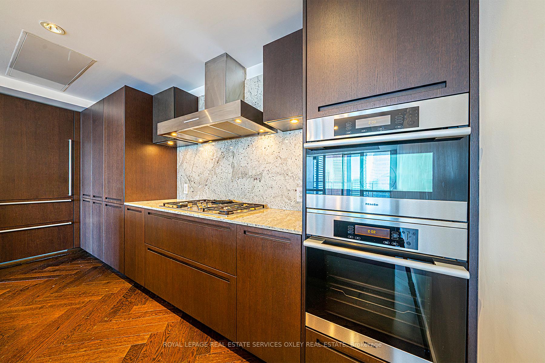 Photo 14 of Unit 4708, 180 University Avenue, Toronto, Bay Street Corridor — HOMEH