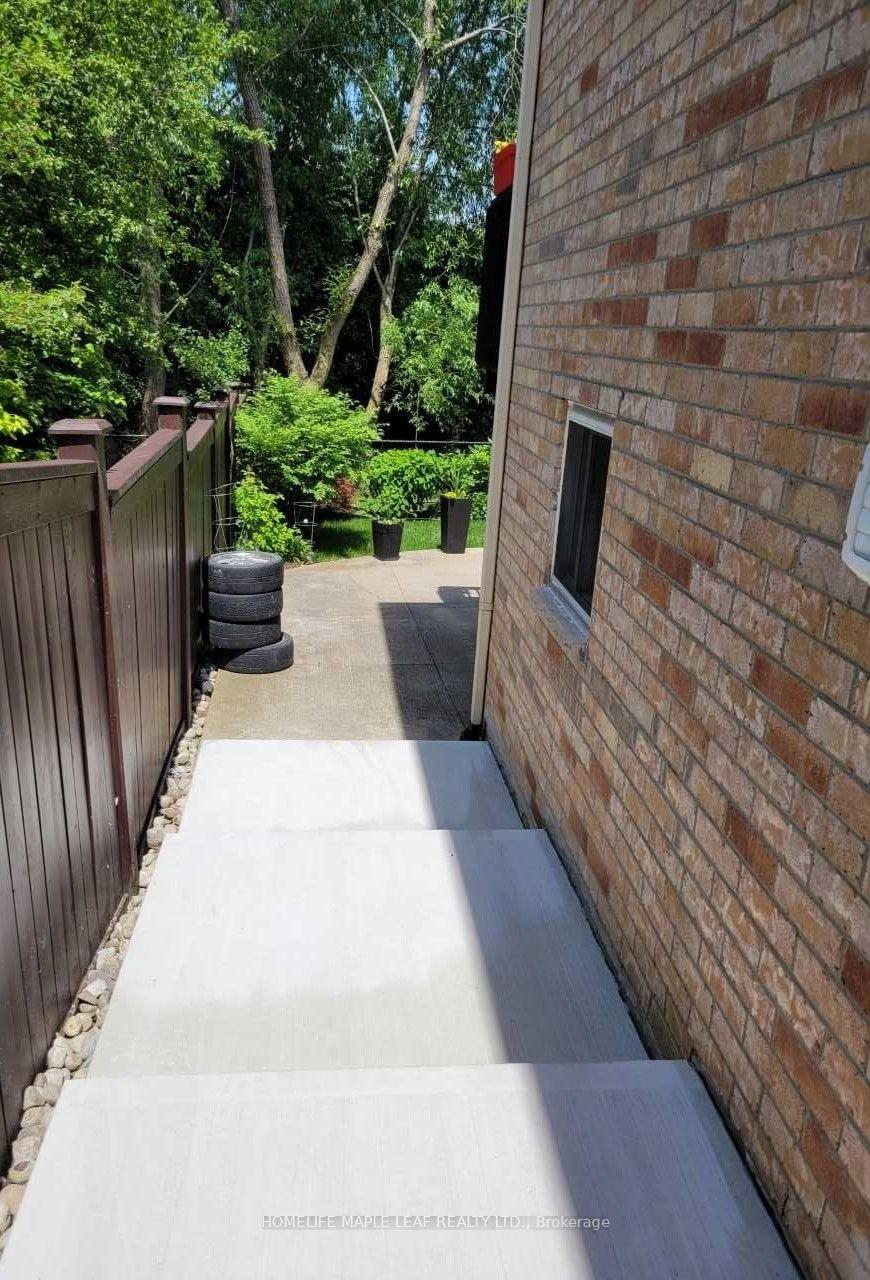 Photo 2 of 19 Freshspring Drive, Brampton, Sandringham-Wellington — HOMEH