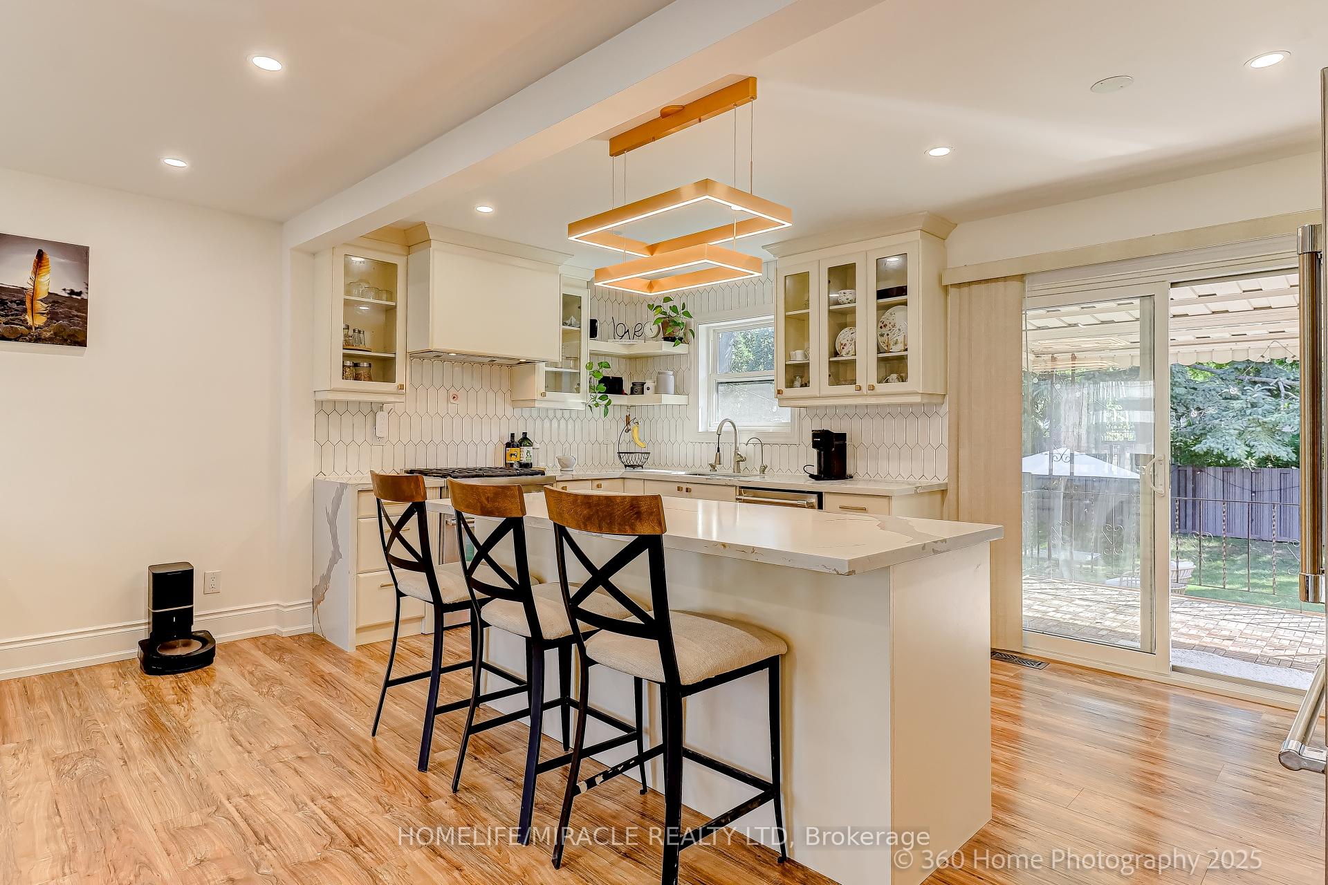 Photo 3 of 568 Weir Avenue, Oakville, West — HOMEH