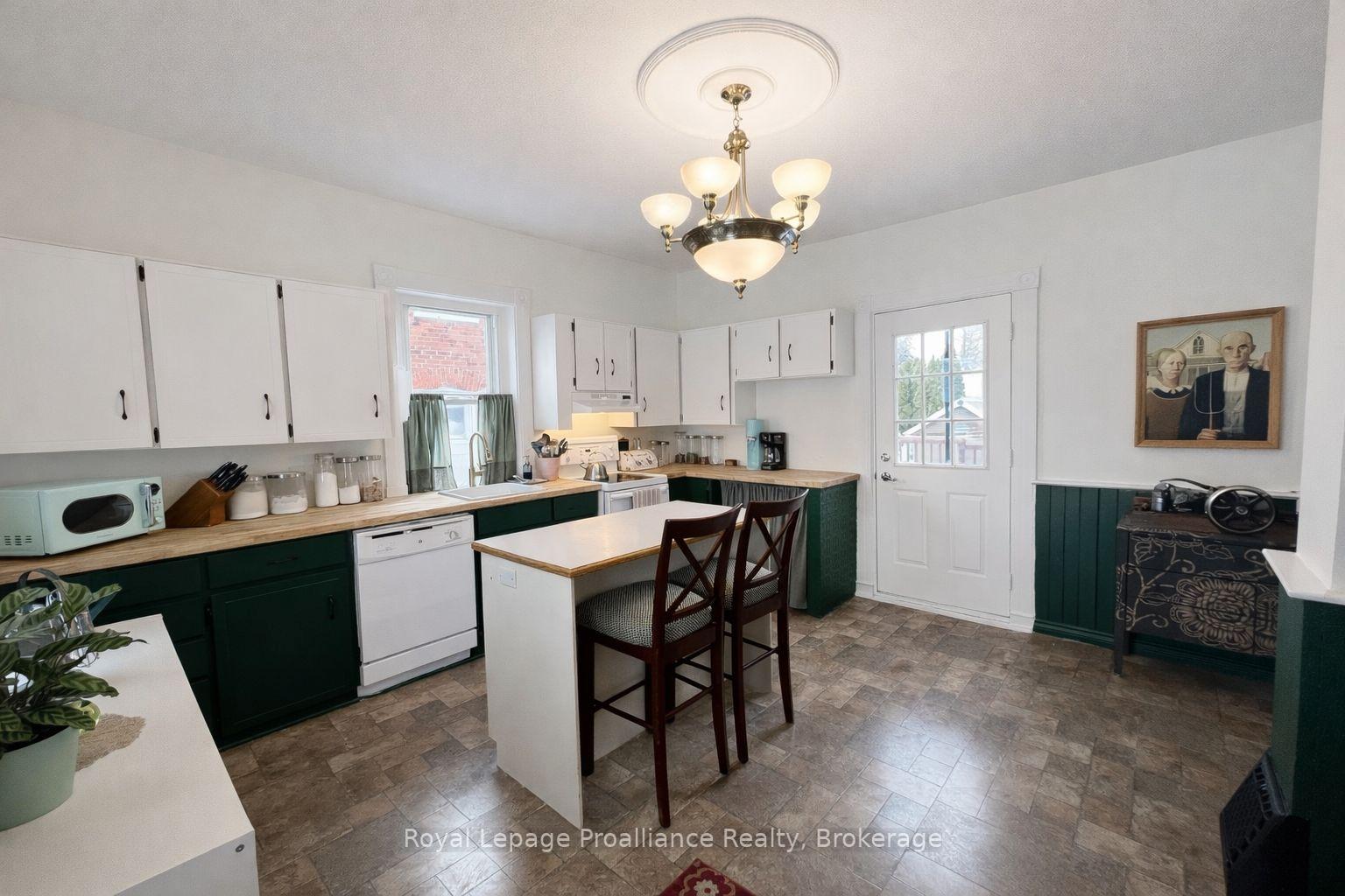 Photo 10 of 308 Bleecker Avenue, Belleville, Belleville Ward — HOMEH