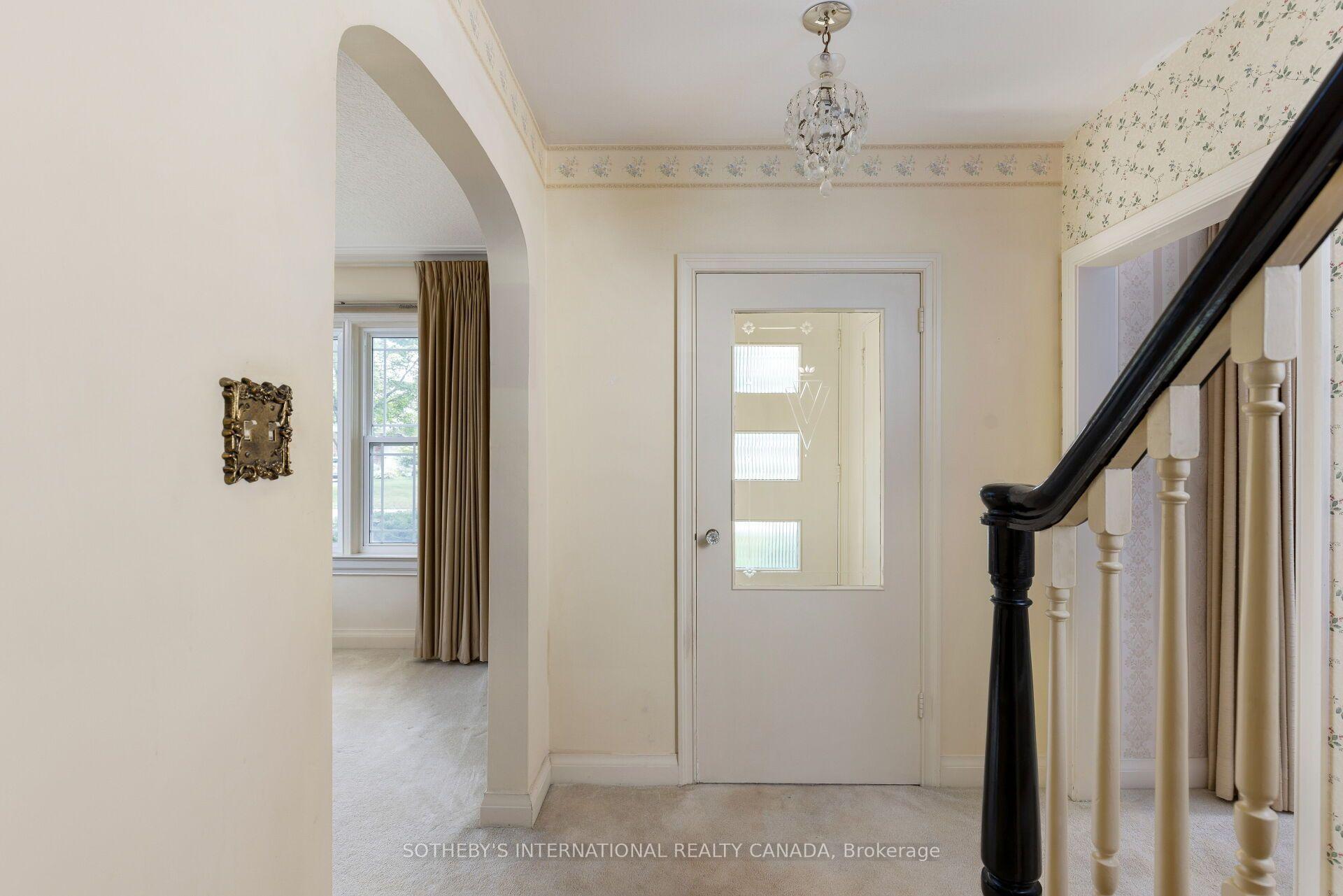 Photo 2 of 37 Hilldowntree Road, Etobicoke, Edenbridge-Humber Valley — HOMEH
