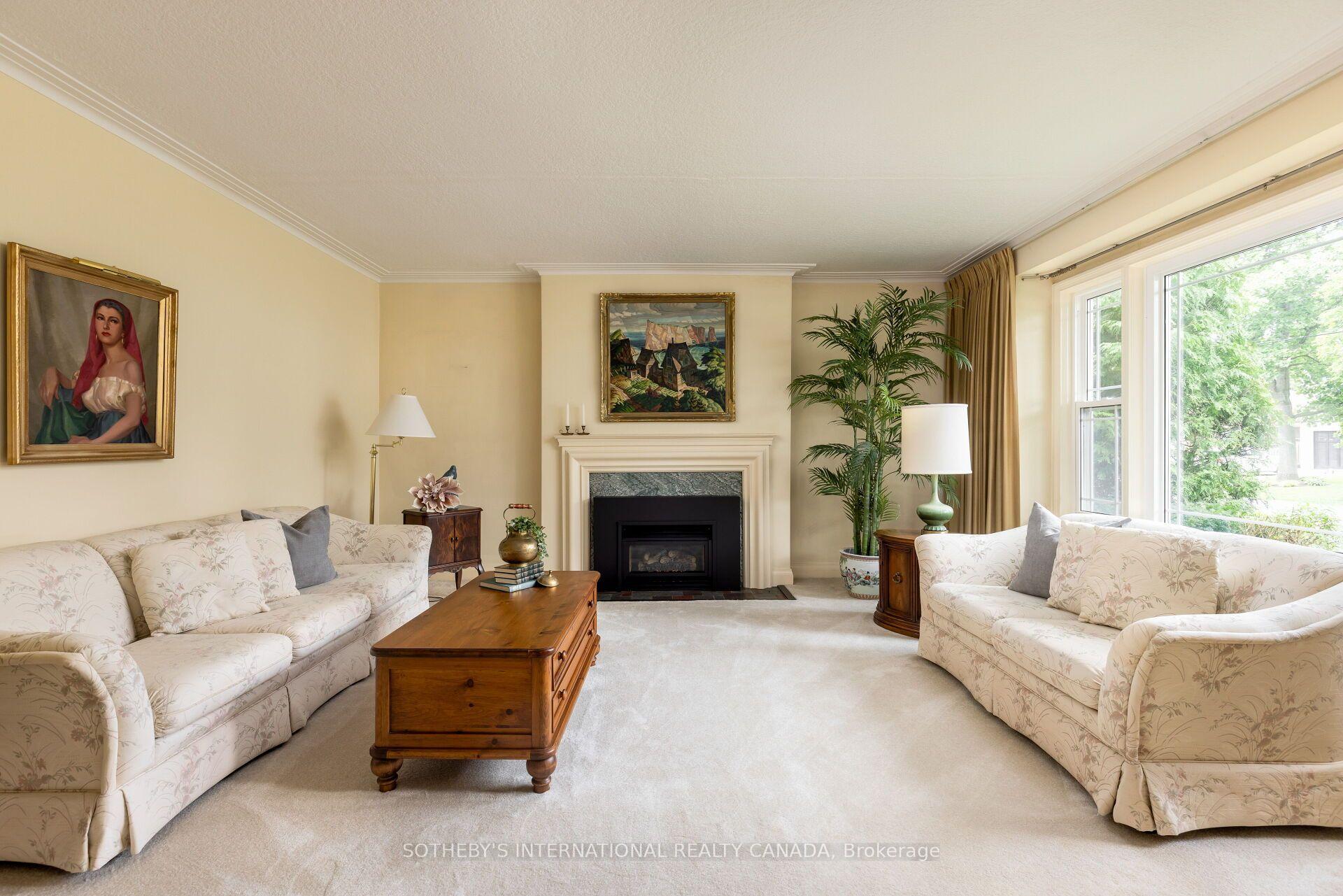 Photo 3 of 37 Hilldowntree Road, Etobicoke, Edenbridge-Humber Valley — HOMEH