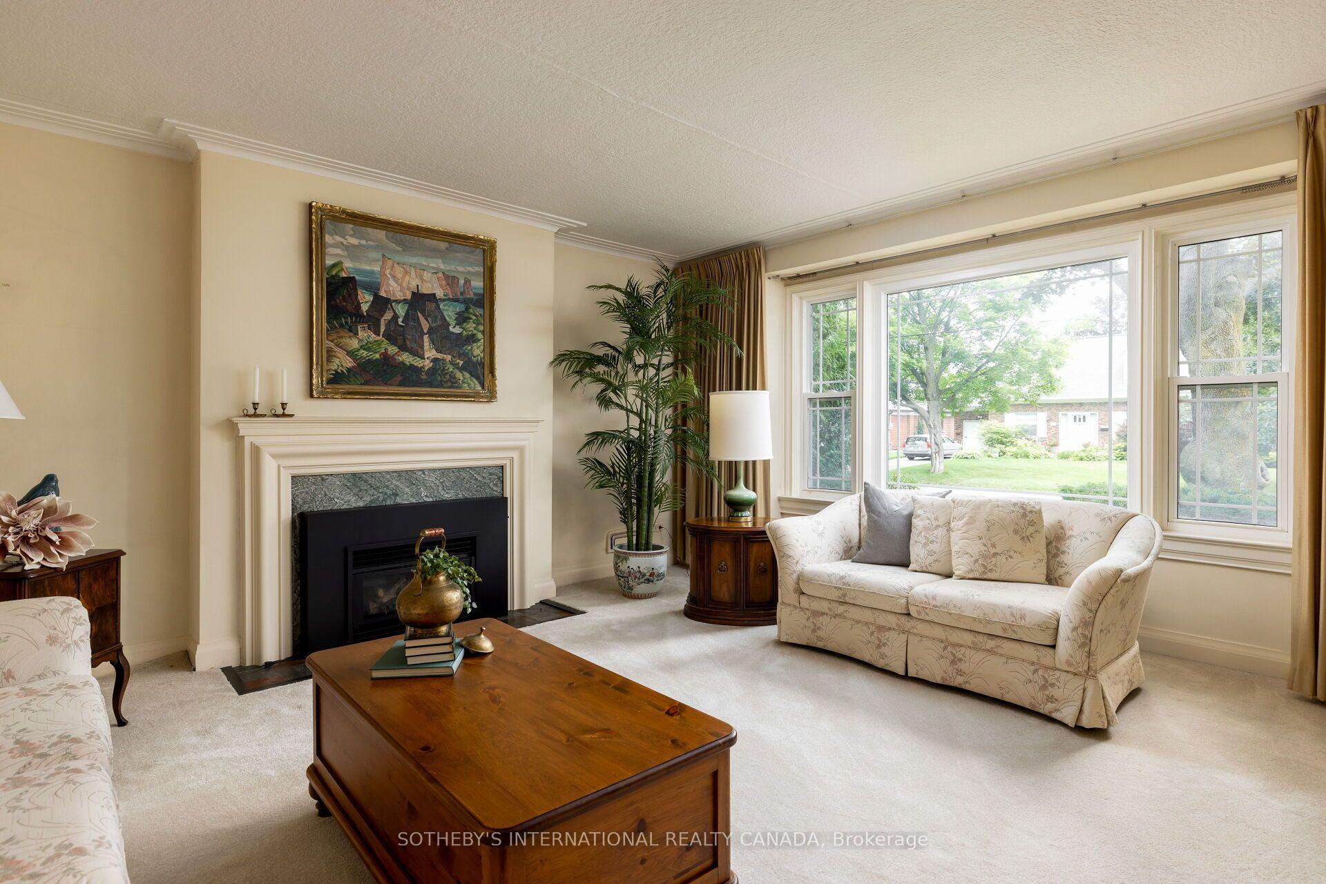 Photo 4 of 37 Hilldowntree Road, Etobicoke, Edenbridge-Humber Valley — HOMEH