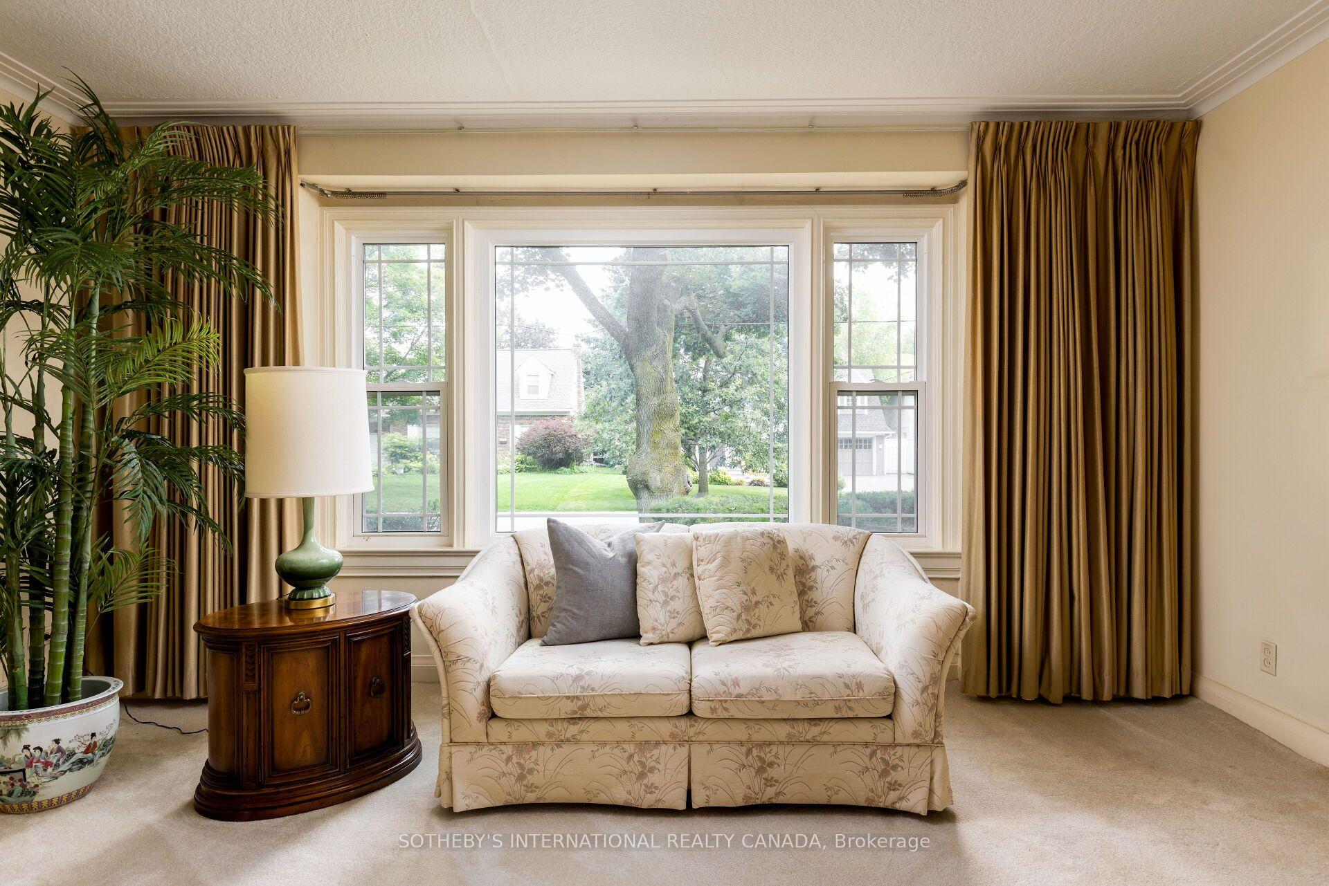 Photo 5 of 37 Hilldowntree Road, Etobicoke, Edenbridge-Humber Valley — HOMEH