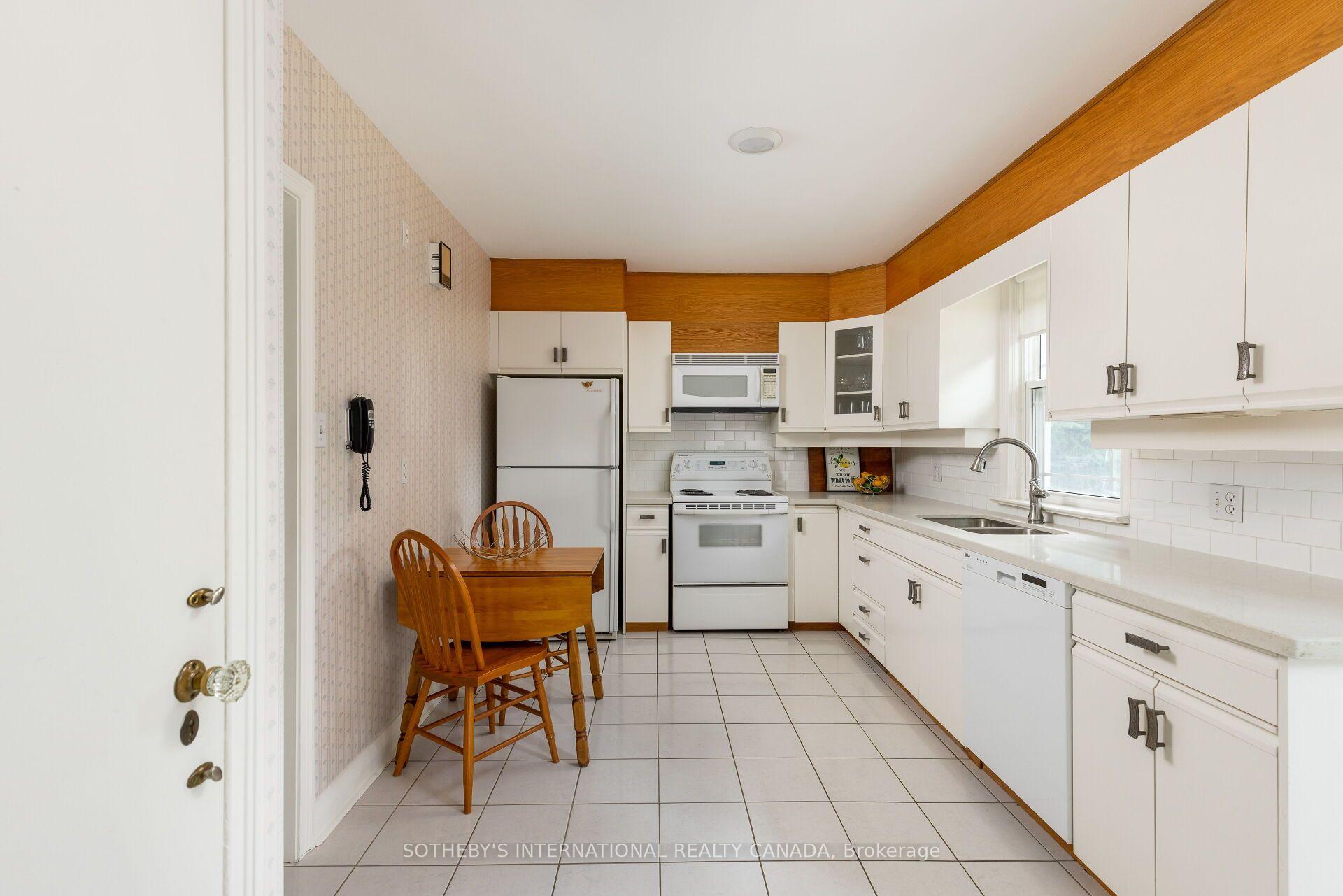 Photo 11 of 37 Hilldowntree Road, Etobicoke, Edenbridge-Humber Valley — HOMEH