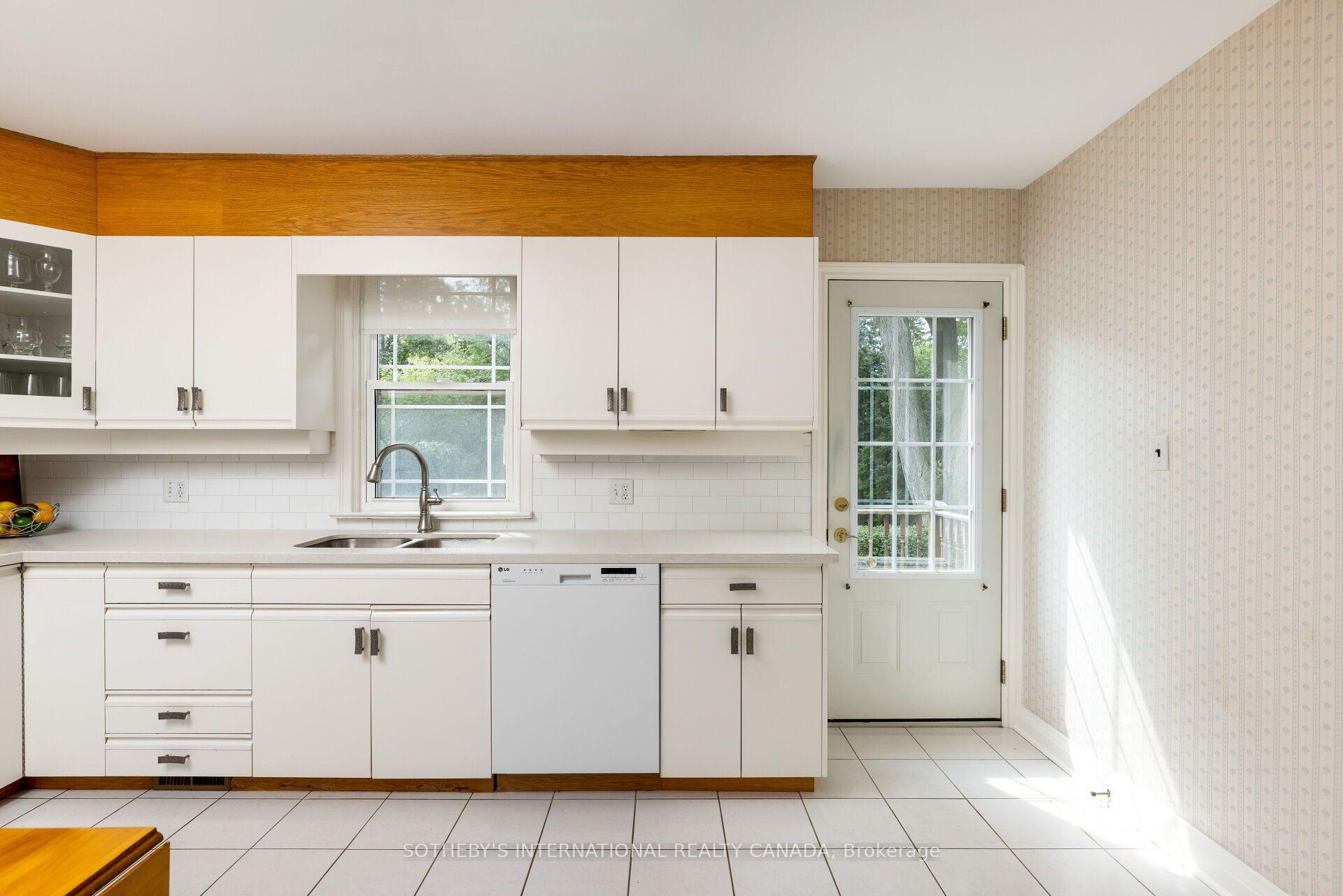 Photo 13 of 37 Hilldowntree Road, Etobicoke, Edenbridge-Humber Valley — HOMEH
