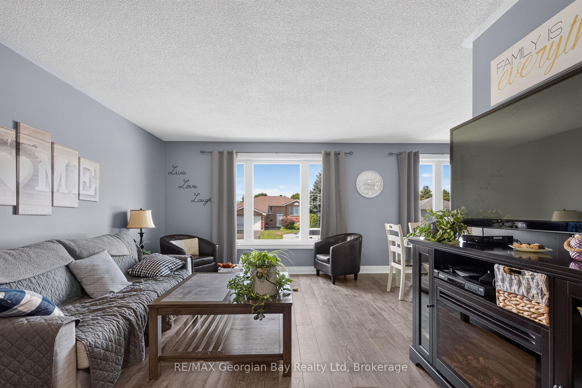 Photo 4 of 3 Copeland Street, Penetanguishene — HOMEH