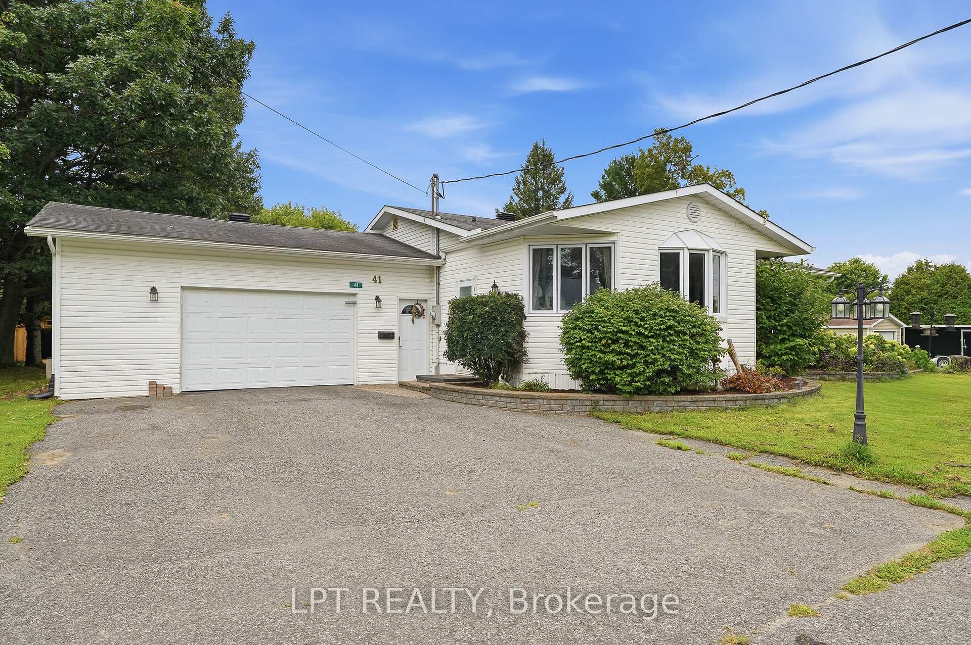 Photo 2 of 41 St Polycarp Street, North Stormont, Moose Creek — HOMEH