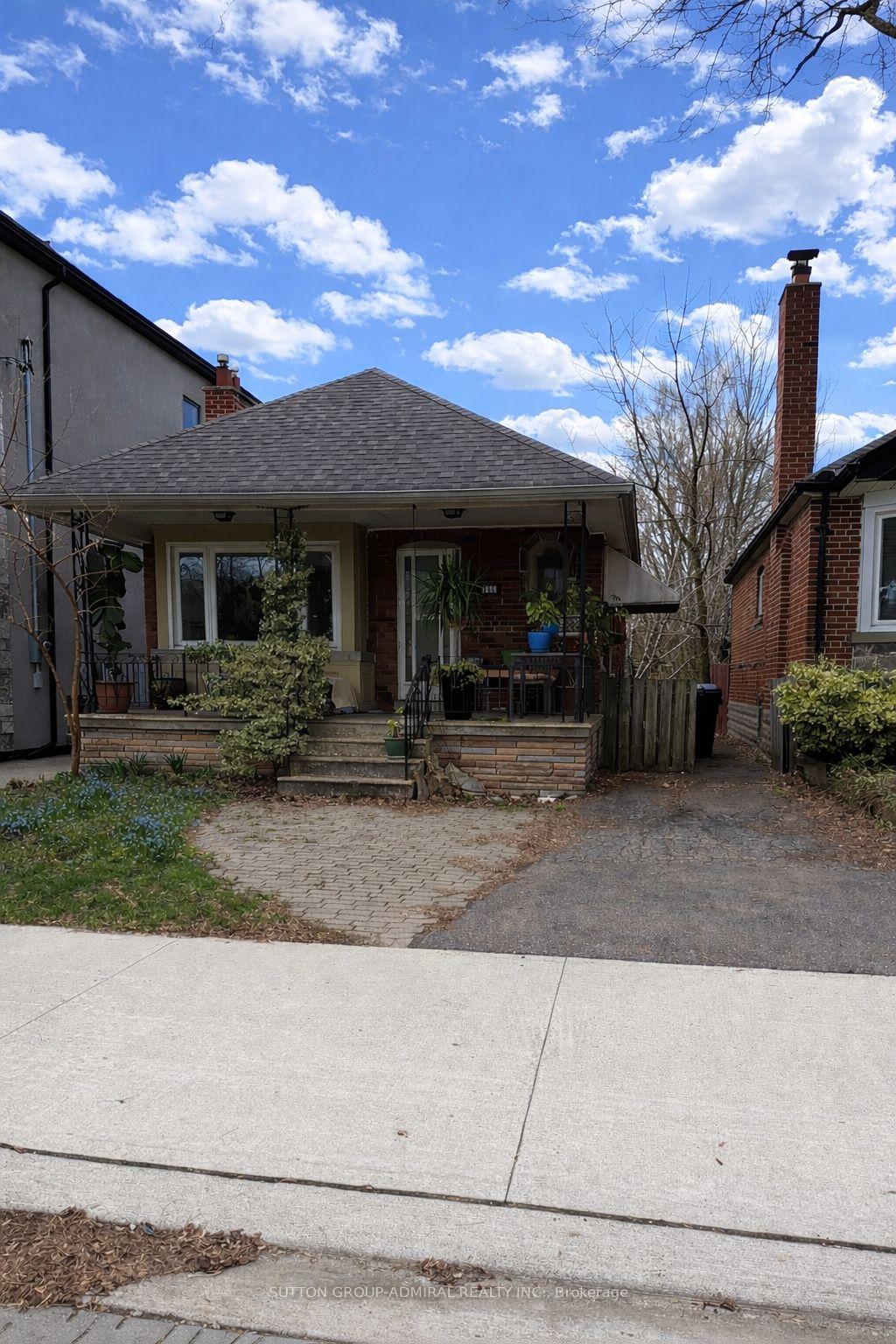 Front of 368 Winnett Avenue