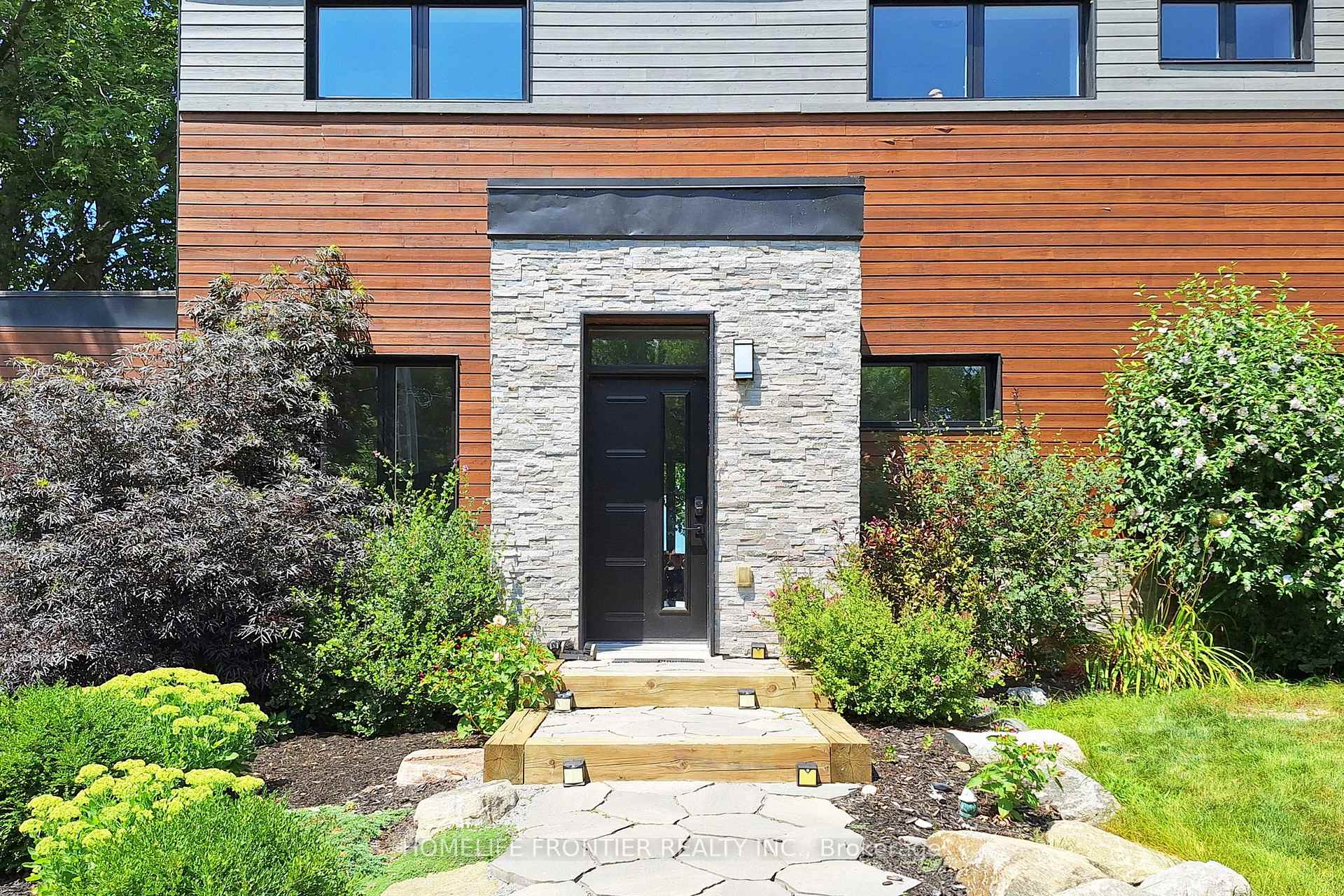 Photo 3 of 44 Irving Drive, Georgina, Pefferlaw — HOMEH
