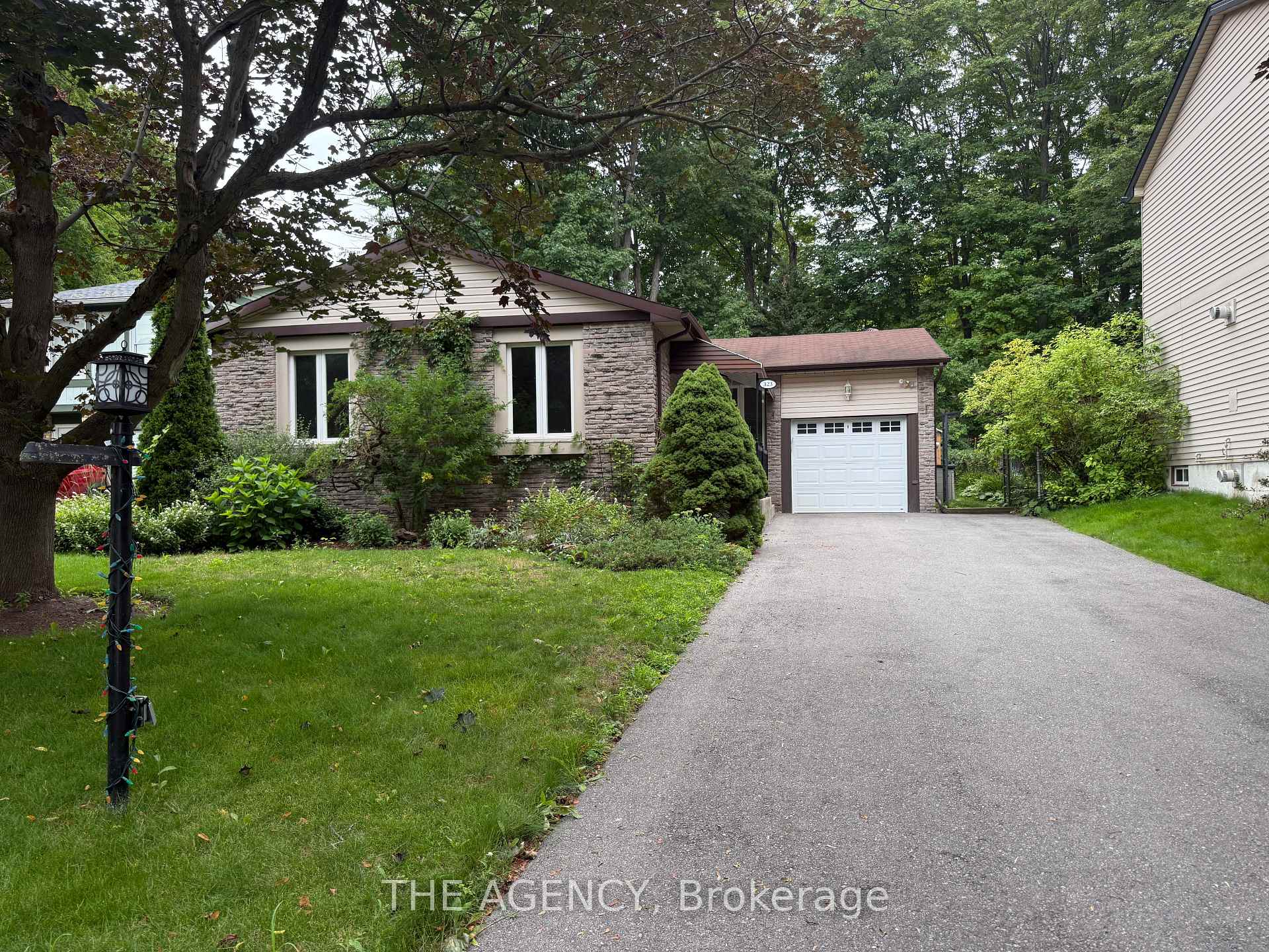 Photo 1 of 323 Waratah Avenue, Newmarket, Huron Heights-Leslie Valley — HOMEH