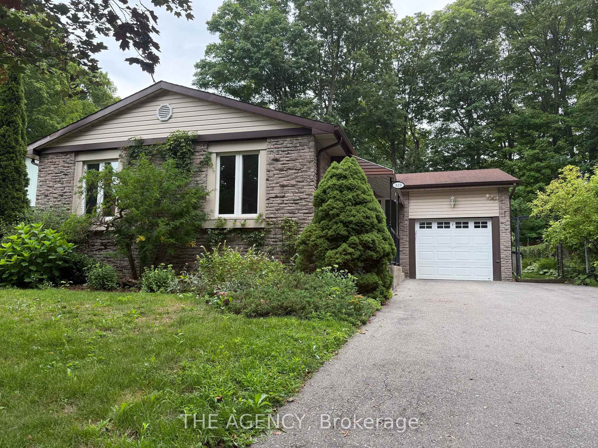 Photo 2 of 323 Waratah Avenue, Newmarket, Huron Heights-Leslie Valley — HOMEH