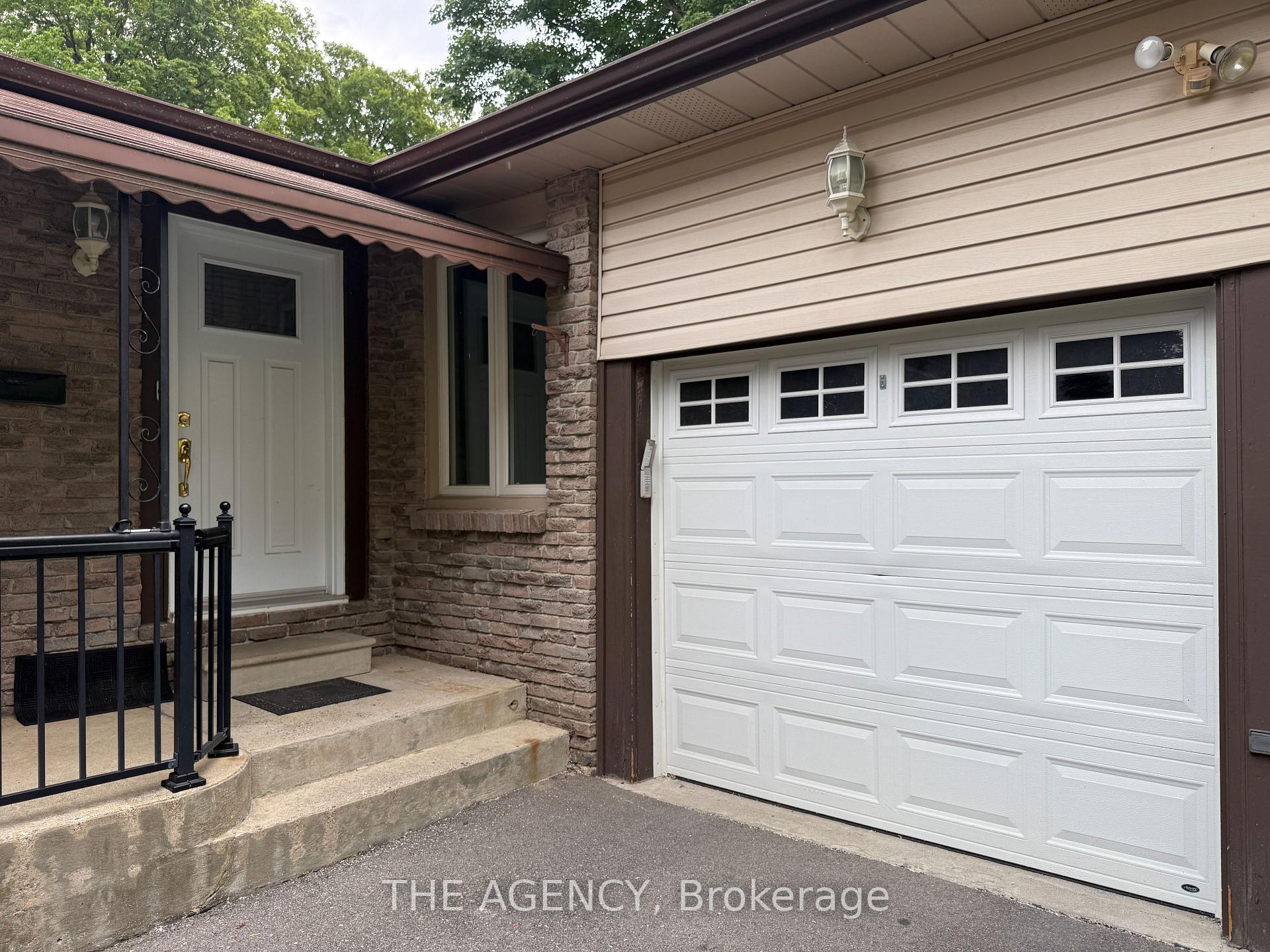 Photo 3 of 323 Waratah Avenue, Newmarket, Huron Heights-Leslie Valley — HOMEH