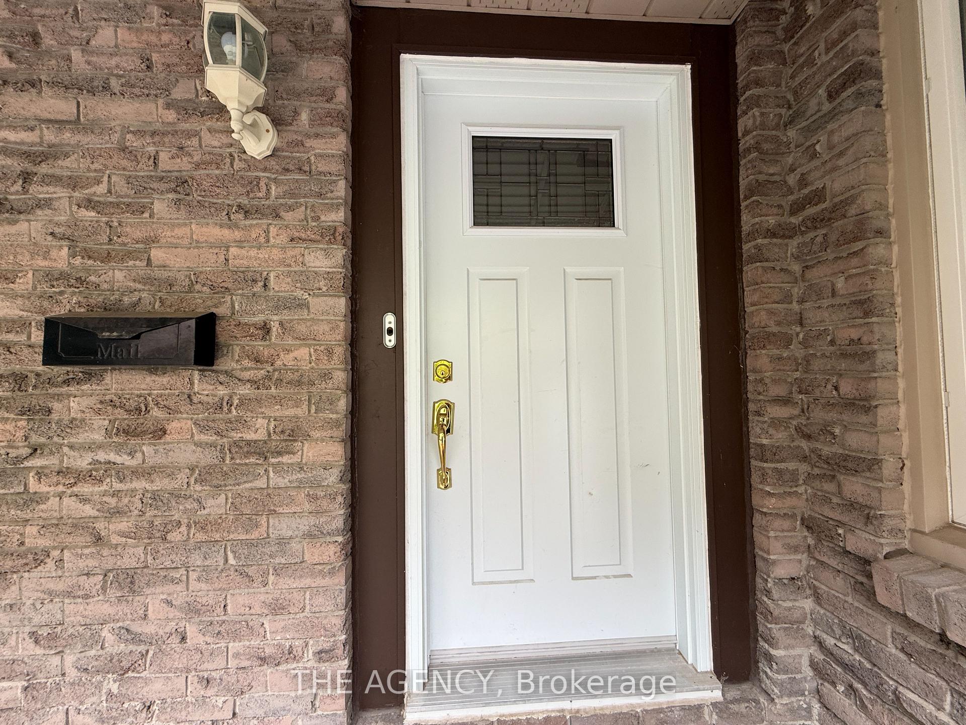 Photo 4 of 323 Waratah Avenue, Newmarket, Huron Heights-Leslie Valley — HOMEH