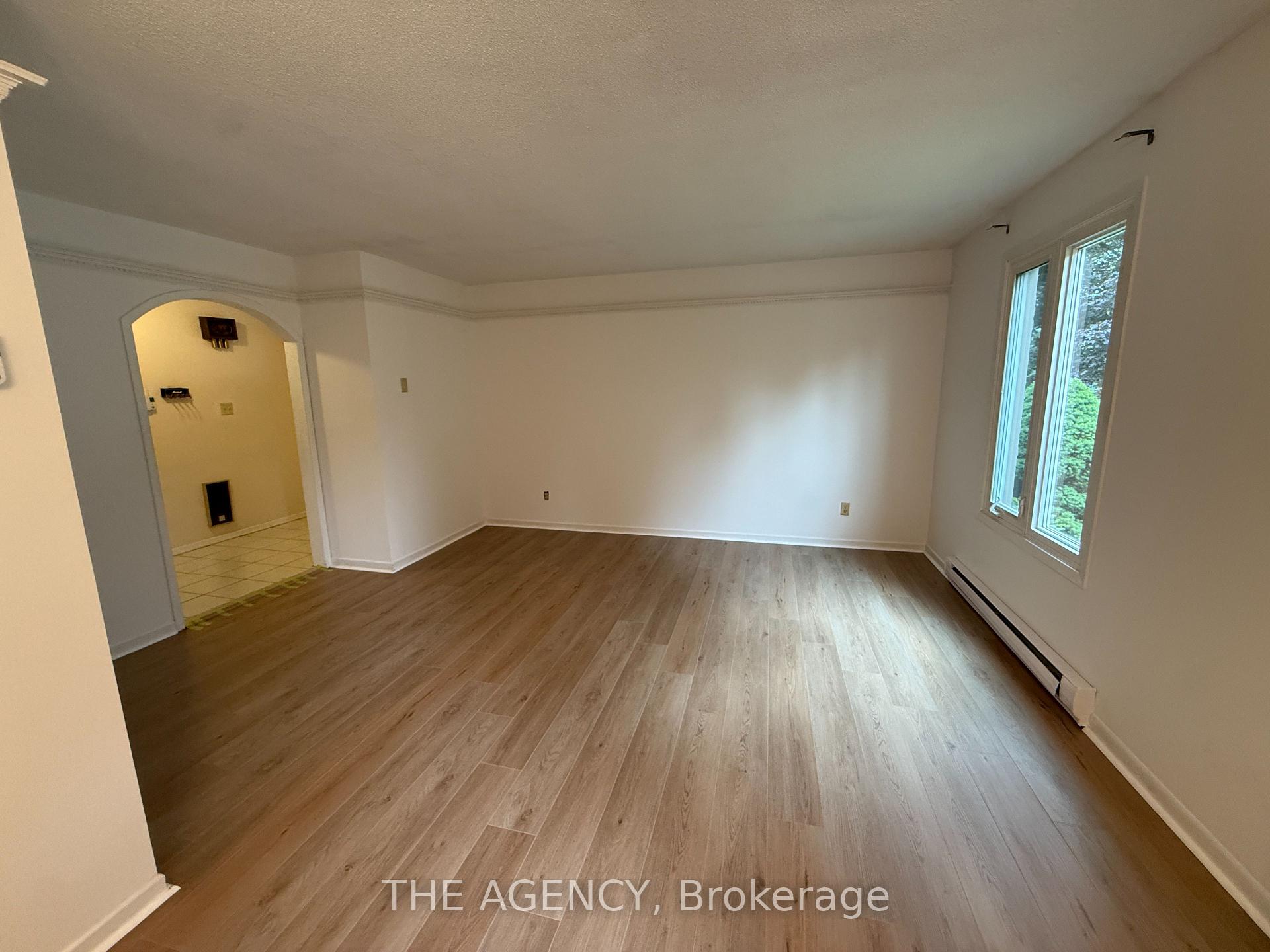 Photo 6 of 323 Waratah Avenue, Newmarket, Huron Heights-Leslie Valley — HOMEH