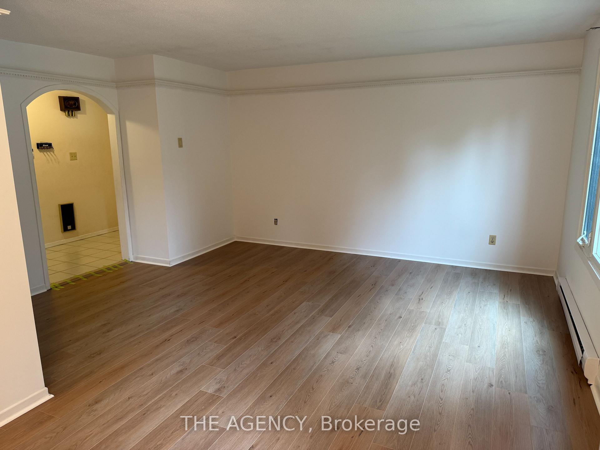 Photo 7 of 323 Waratah Avenue, Newmarket, Huron Heights-Leslie Valley — HOMEH