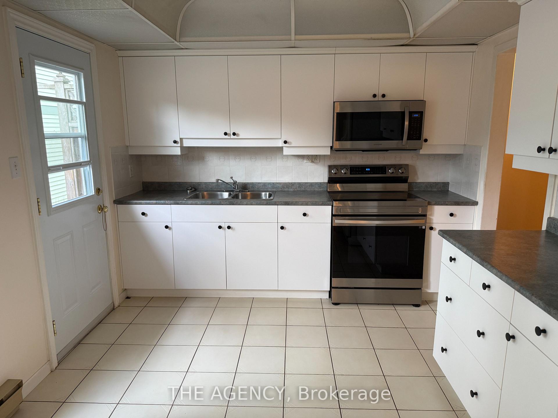 Photo 11 of 323 Waratah Avenue, Newmarket, Huron Heights-Leslie Valley — HOMEH