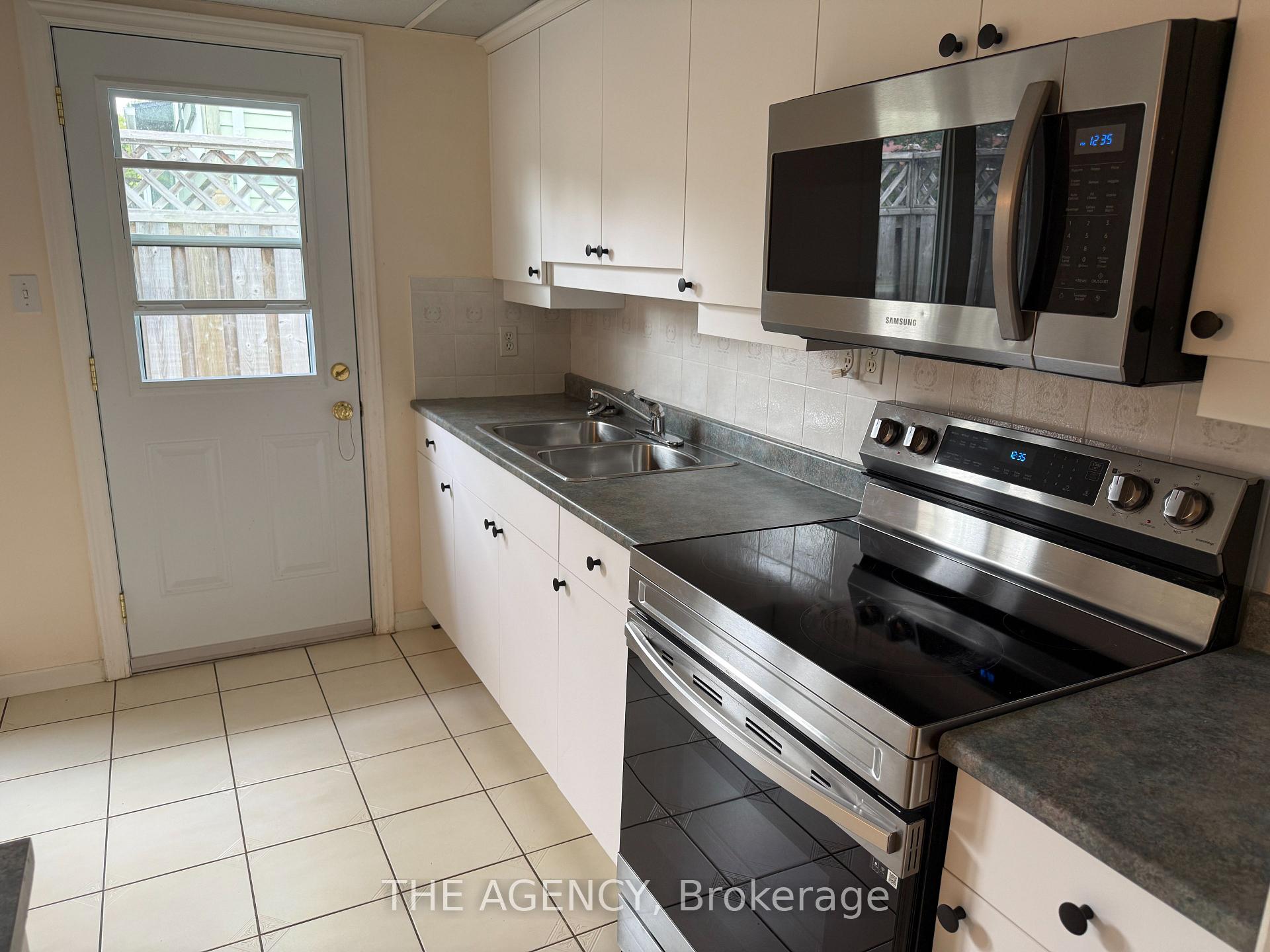 Photo 14 of 323 Waratah Avenue, Newmarket, Huron Heights-Leslie Valley — HOMEH