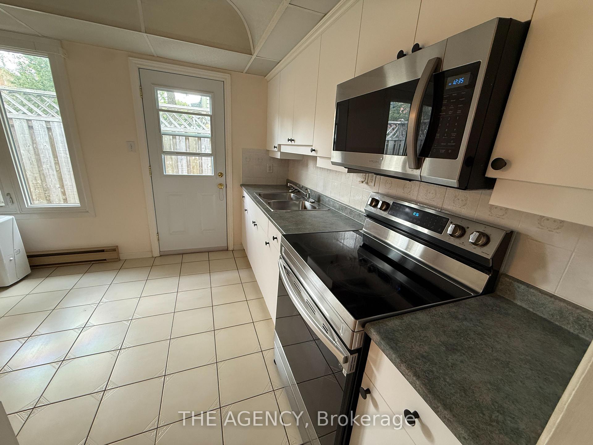 Photo 15 of 323 Waratah Avenue, Newmarket, Huron Heights-Leslie Valley — HOMEH