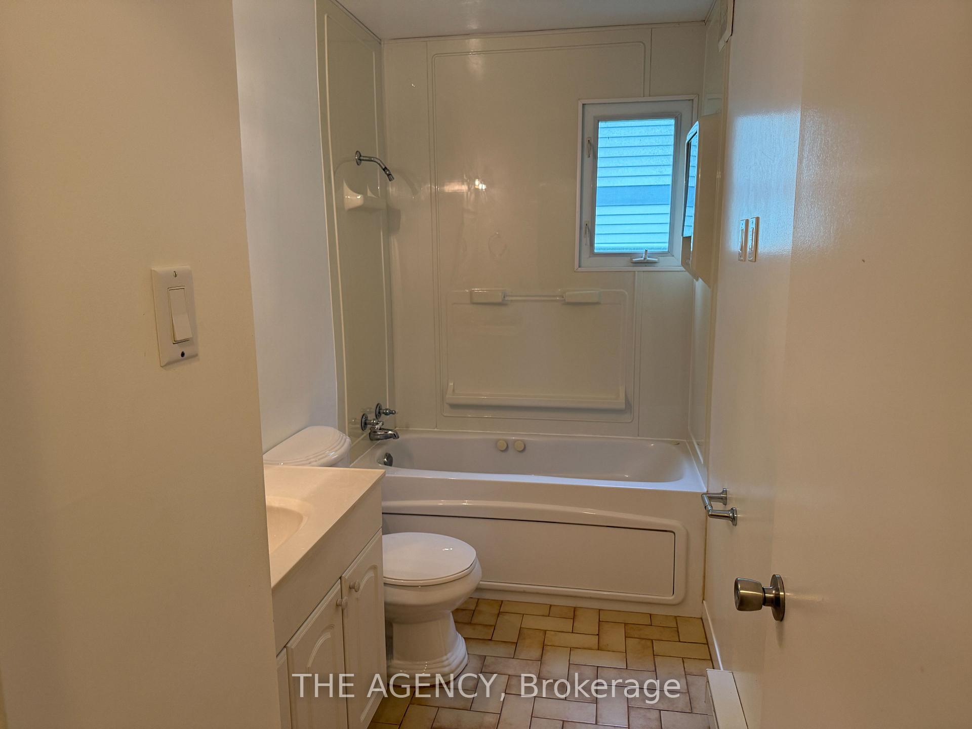 Photo 17 of 323 Waratah Avenue, Newmarket, Huron Heights-Leslie Valley — HOMEH