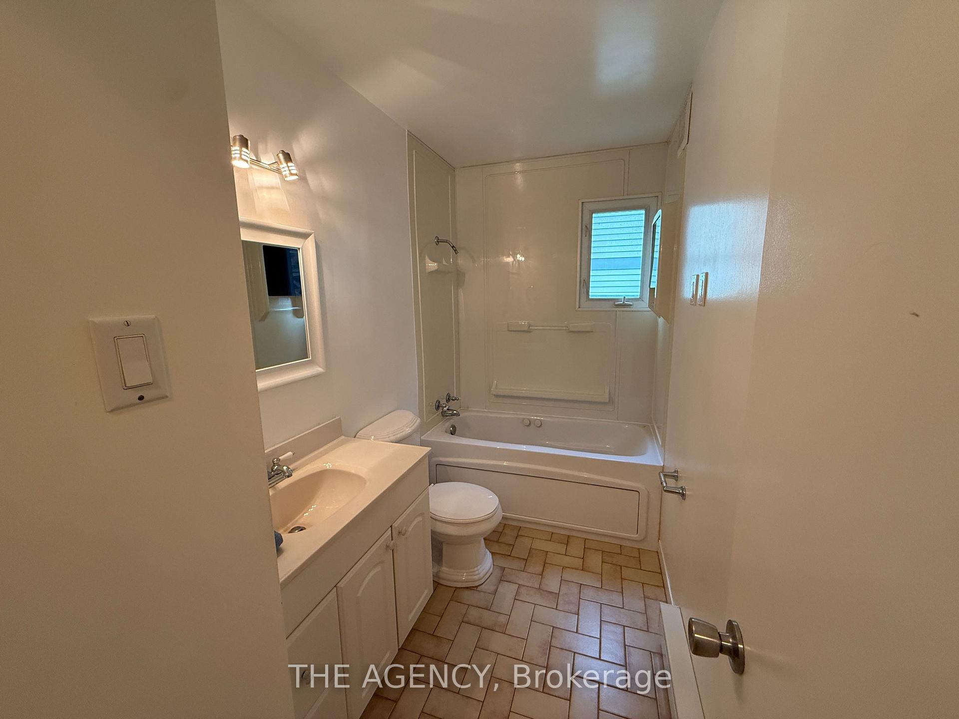 Photo 18 of 323 Waratah Avenue, Newmarket, Huron Heights-Leslie Valley — HOMEH
