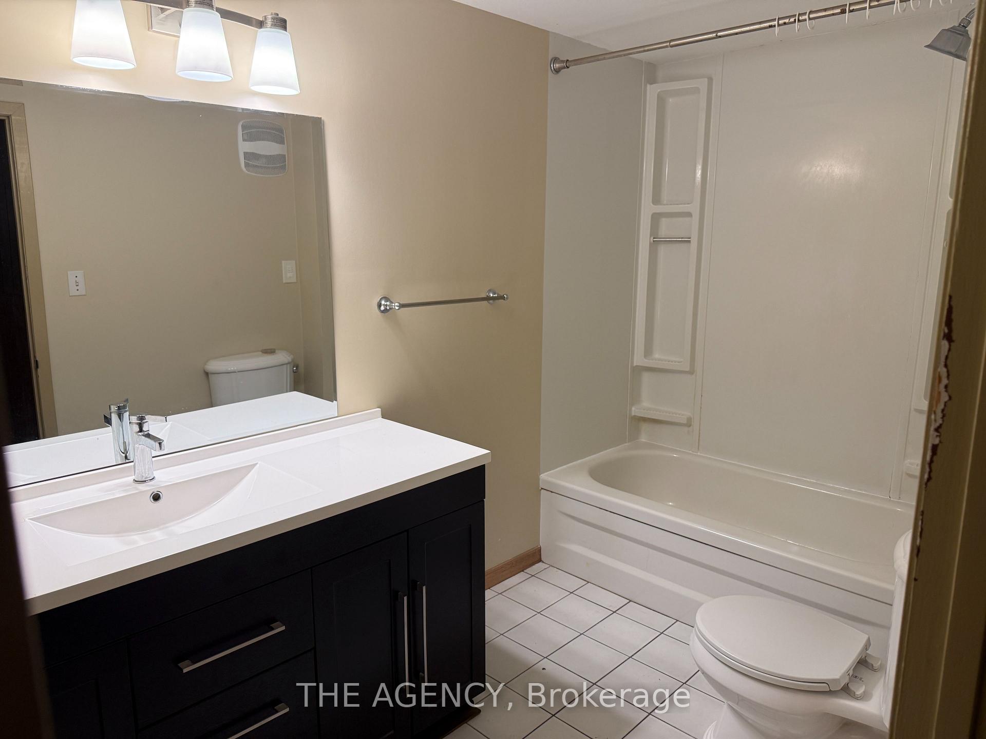 Photo 35 of 323 Waratah Avenue, Newmarket, Huron Heights-Leslie Valley — HOMEH