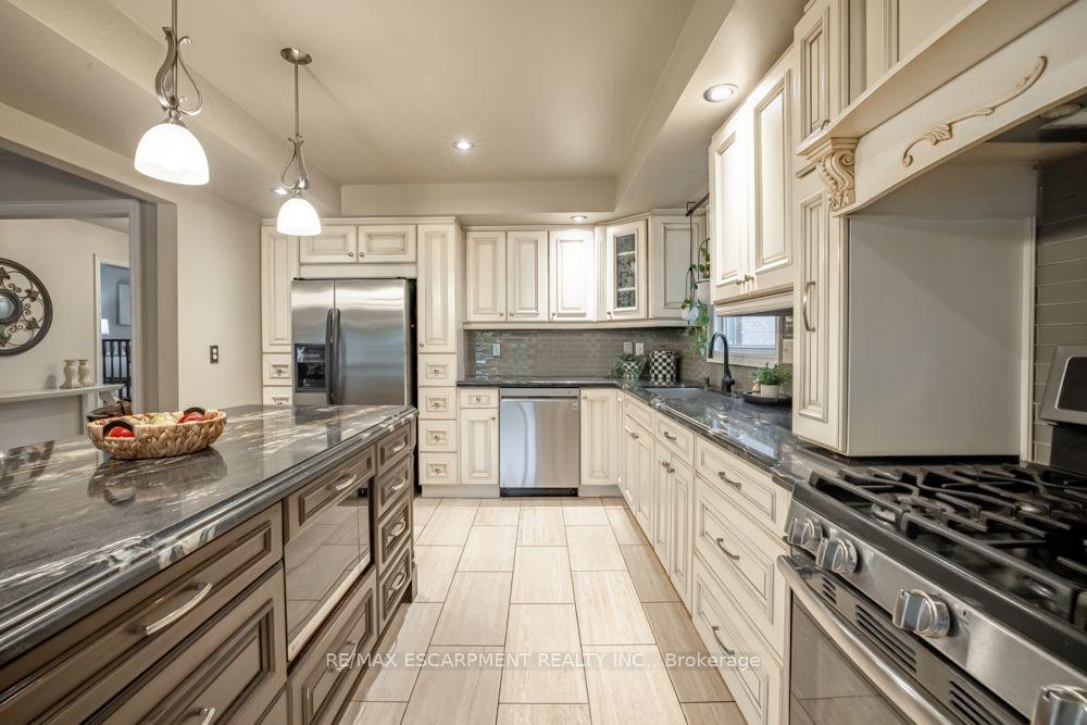 Photo 18 of 49 Branthaven Drive, Hamilton, Stoney Creek Mountain — HOMEH