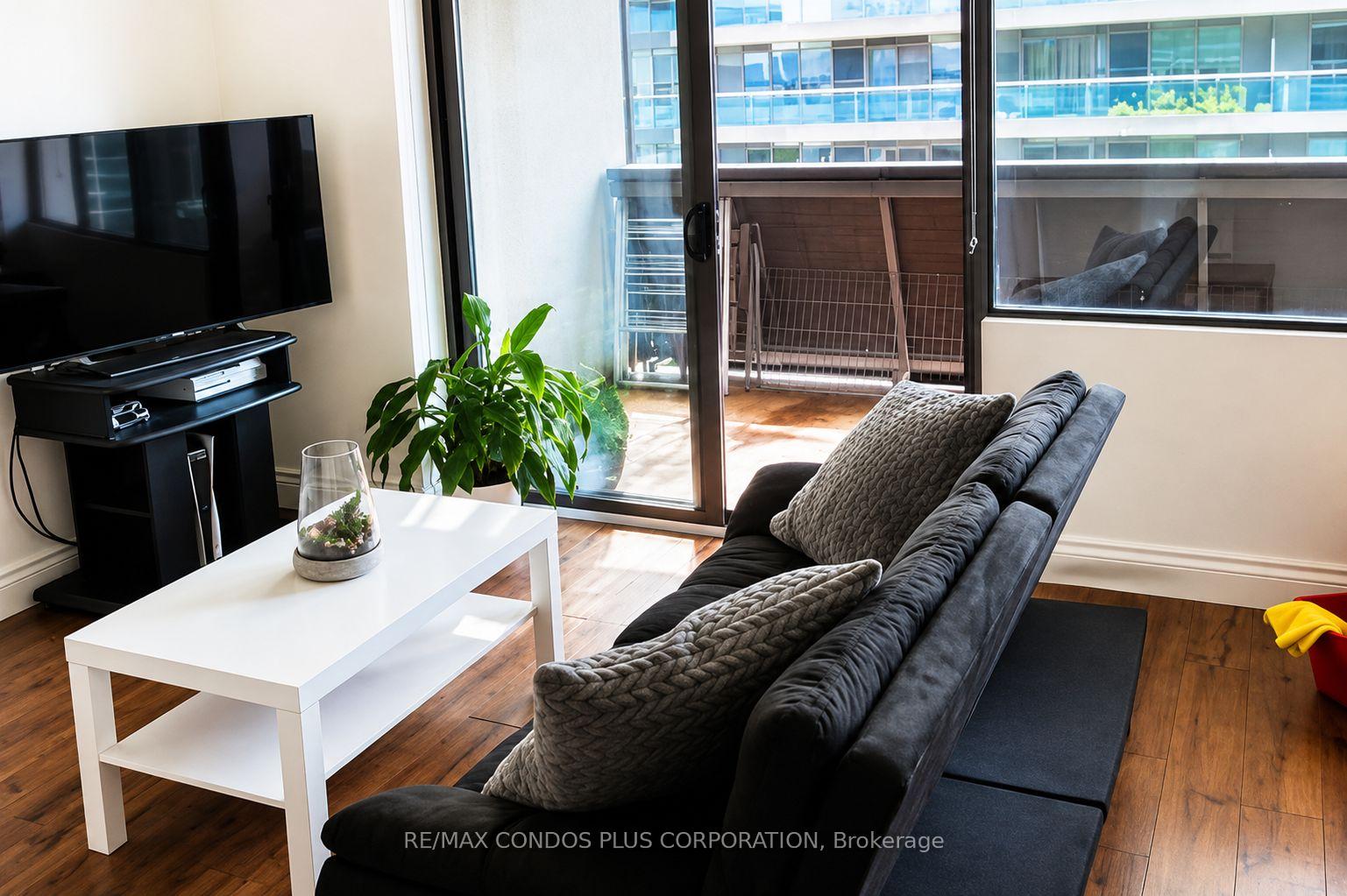 Photo 3 of Unit 1011, 720 Spadina Avenue, Toronto, University — HOMEH