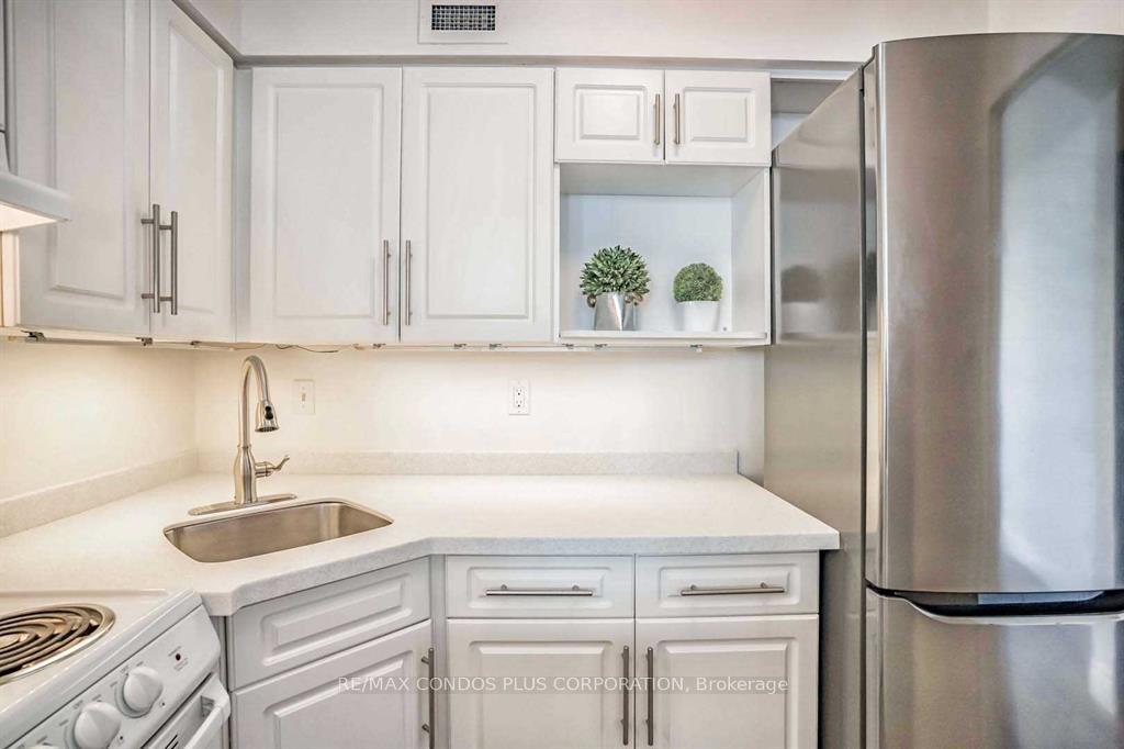 Photo 12 of Unit 1011, 720 Spadina Avenue, Toronto, University — HOMEH