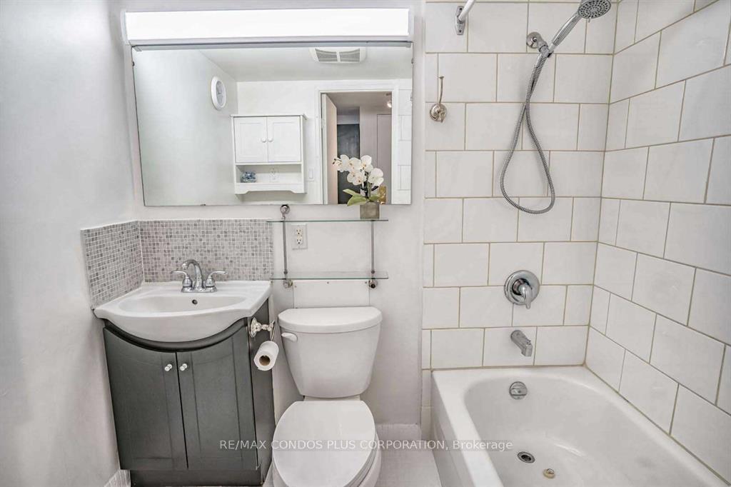 Photo 14 of Unit 1011, 720 Spadina Avenue, Toronto, University — HOMEH