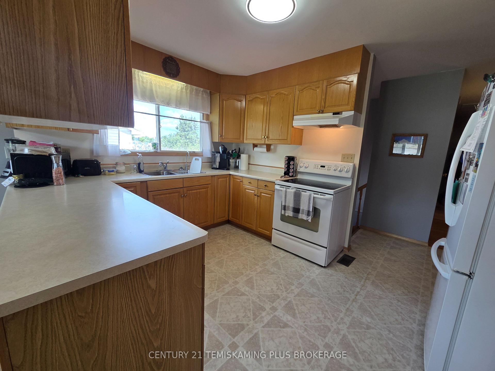 Photo 4 of 125 4th Avenue, Englehart — HOMEH