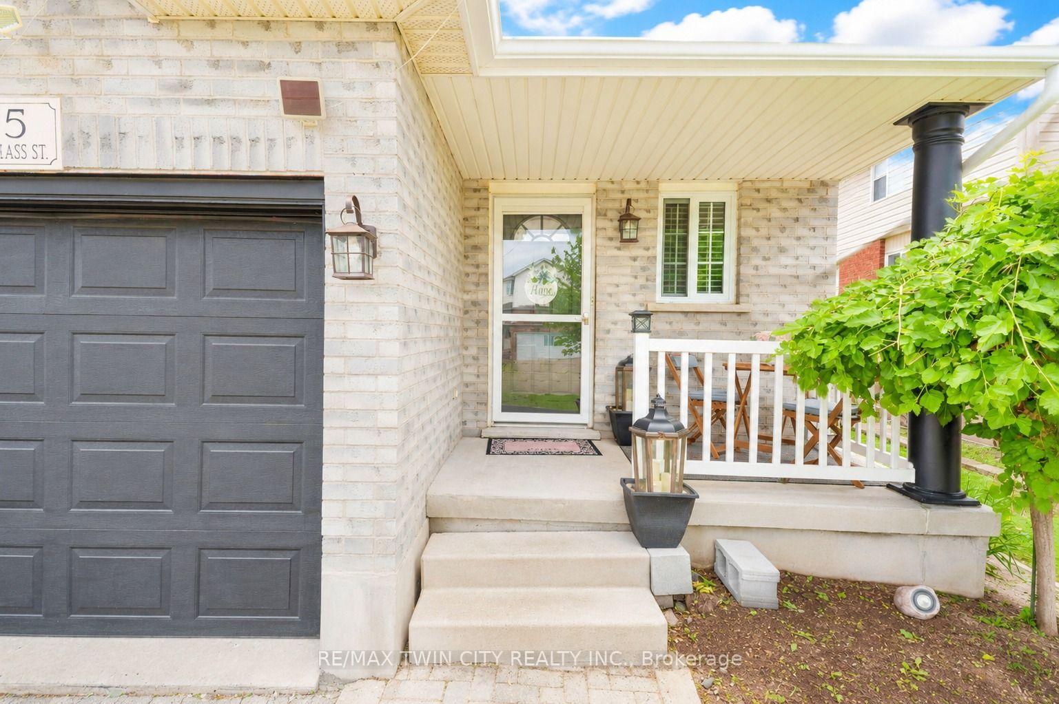 Photo 3 of 135 Cotton Grass Street, Kitchener, Larentian West — HOMEH
