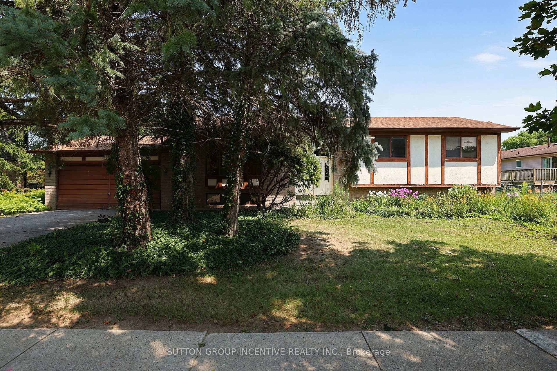 Photo 2 of 37 Moore Park Drive, King, Schomberg — HOMEH