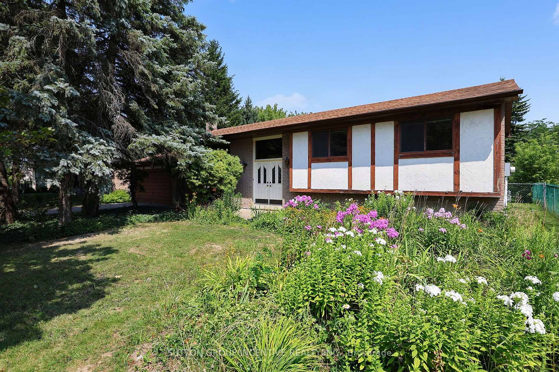 Photo 3 of 37 Moore Park Drive, King, Schomberg — HOMEH