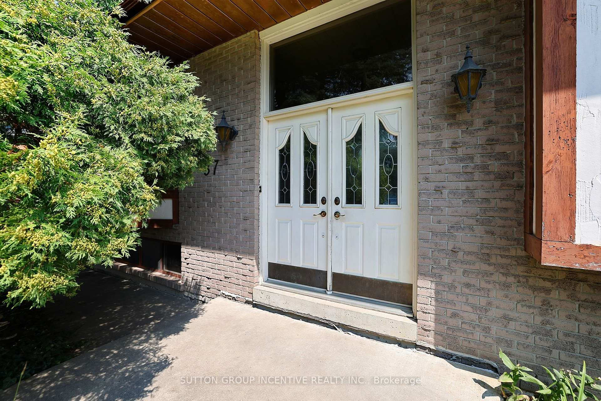 Photo 4 of 37 Moore Park Drive, King, Schomberg — HOMEH
