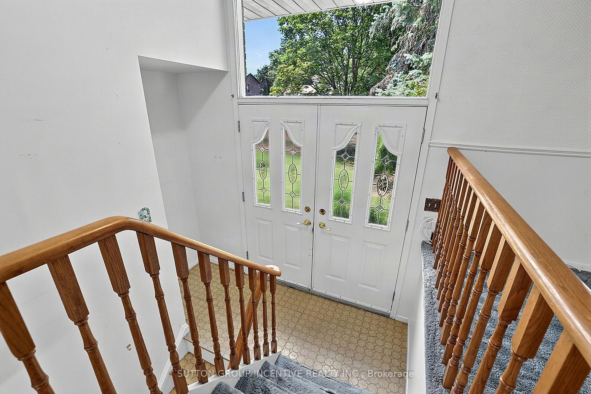 Photo 5 of 37 Moore Park Drive, King, Schomberg — HOMEH