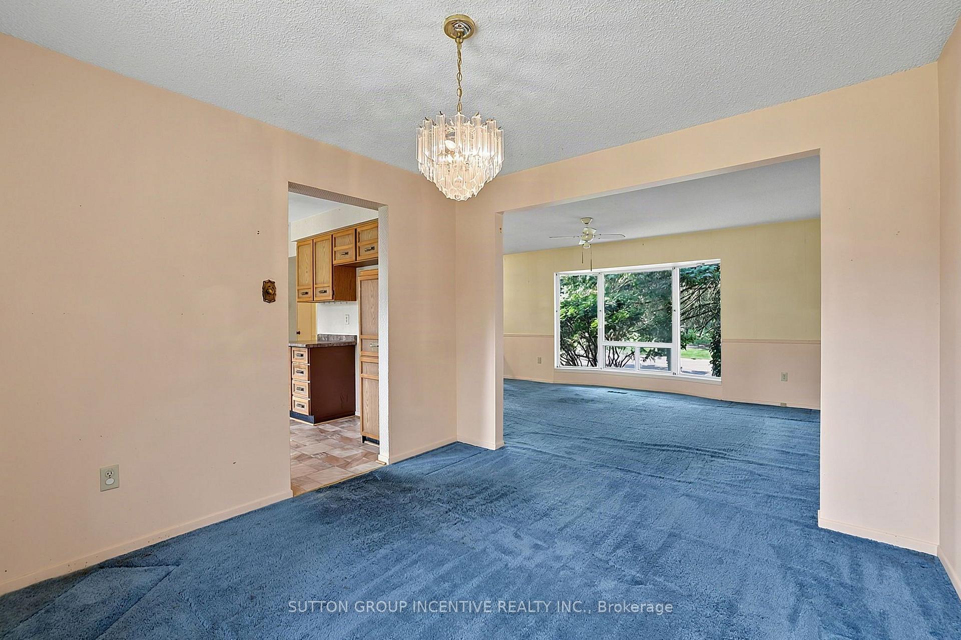 Photo 9 of 37 Moore Park Drive, King, Schomberg — HOMEH
