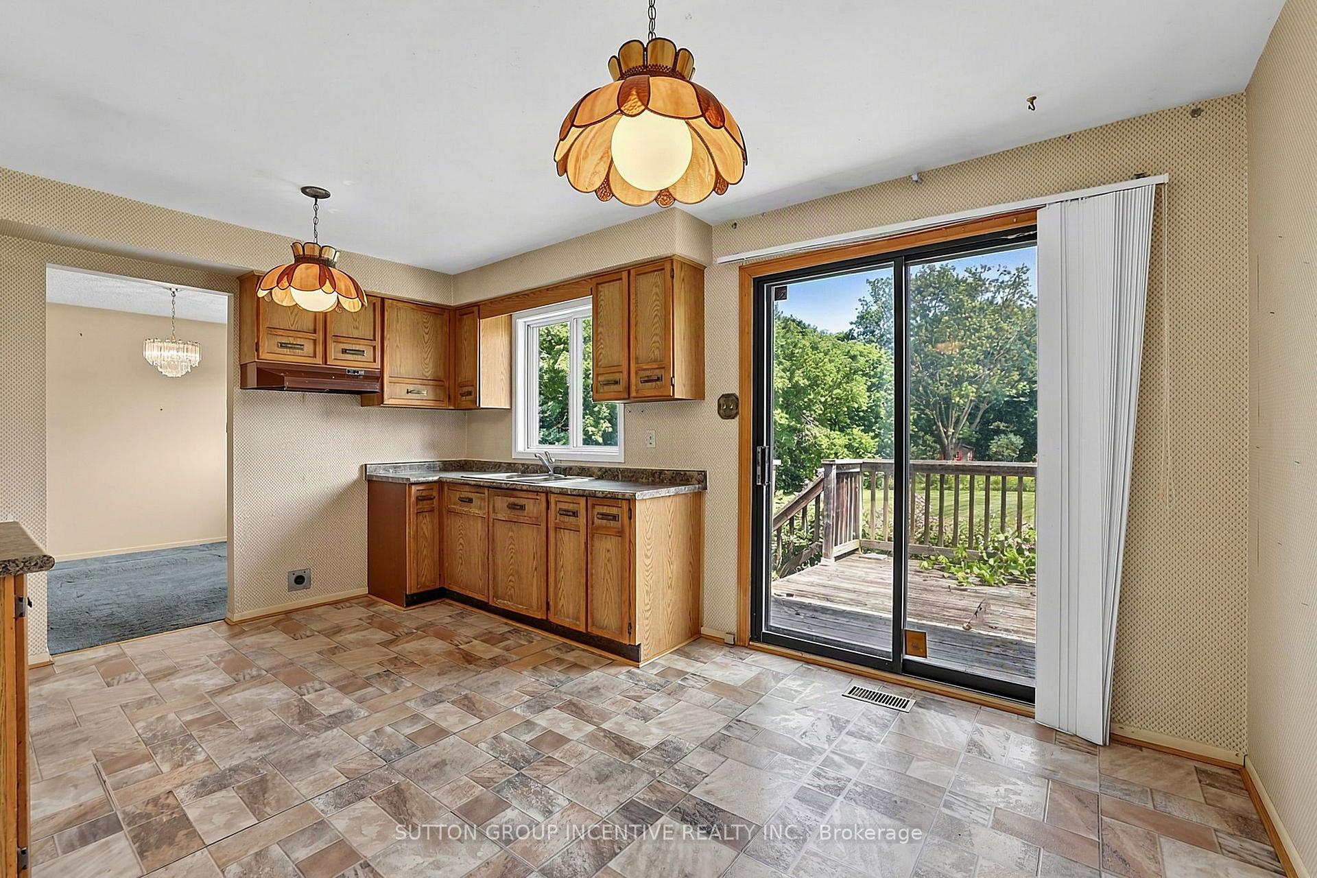 Photo 10 of 37 Moore Park Drive, King, Schomberg — HOMEH