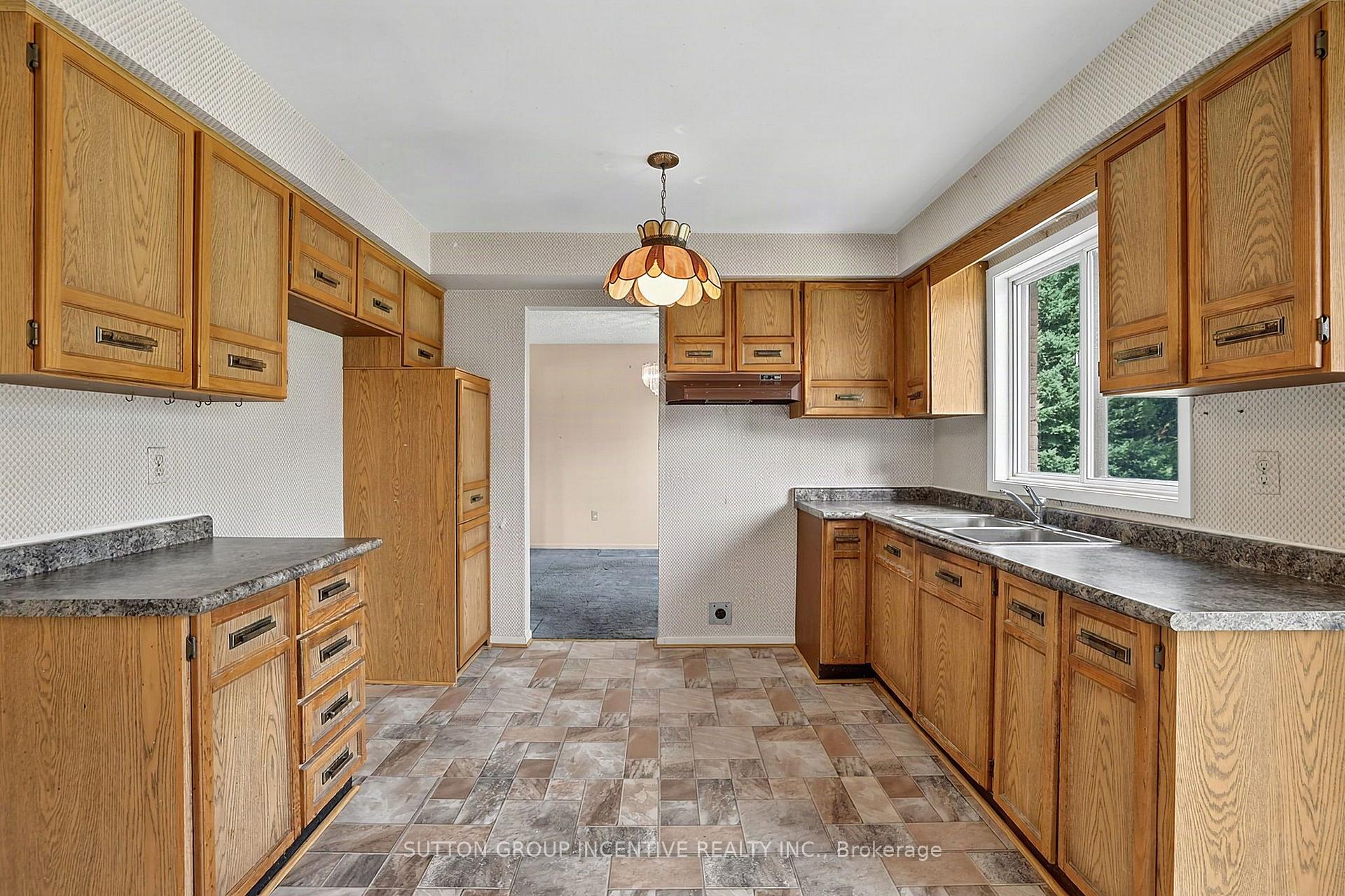 Photo 11 of 37 Moore Park Drive, King, Schomberg — HOMEH