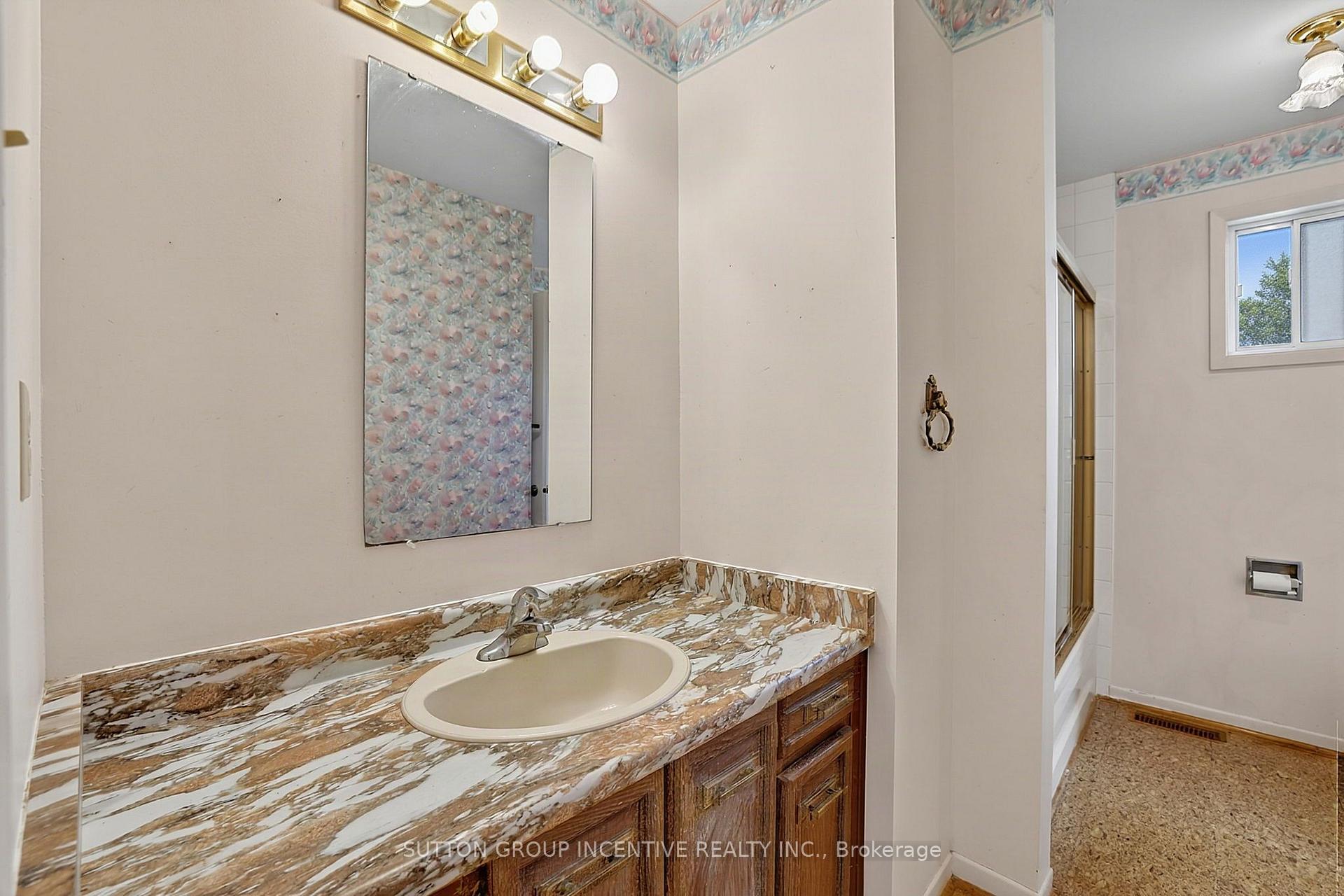 Photo 17 of 37 Moore Park Drive, King, Schomberg — HOMEH