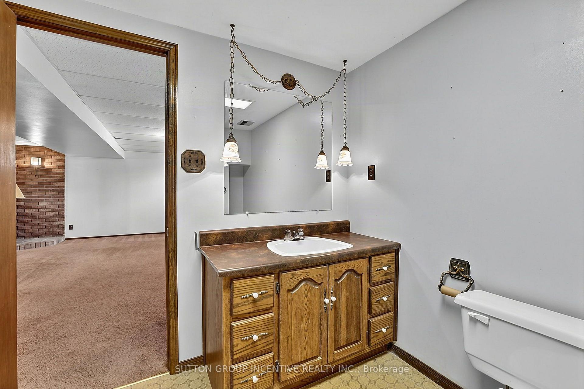 Photo 21 of 37 Moore Park Drive, King, Schomberg — HOMEH
