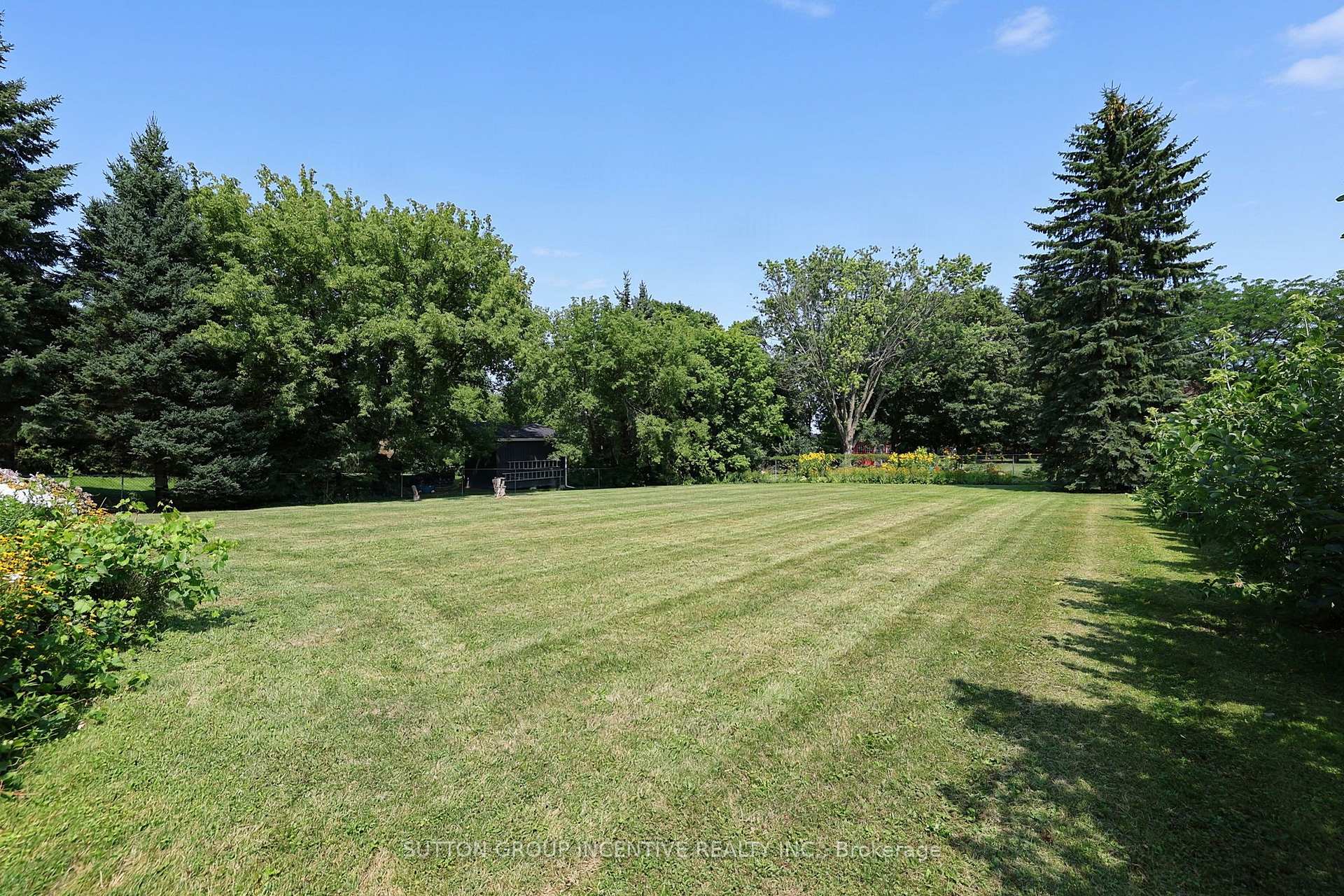 Photo 25 of 37 Moore Park Drive, King, Schomberg — HOMEH