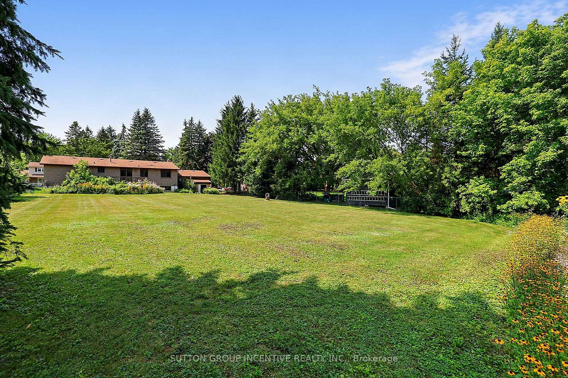 Photo 28 of 37 Moore Park Drive, King, Schomberg — HOMEH