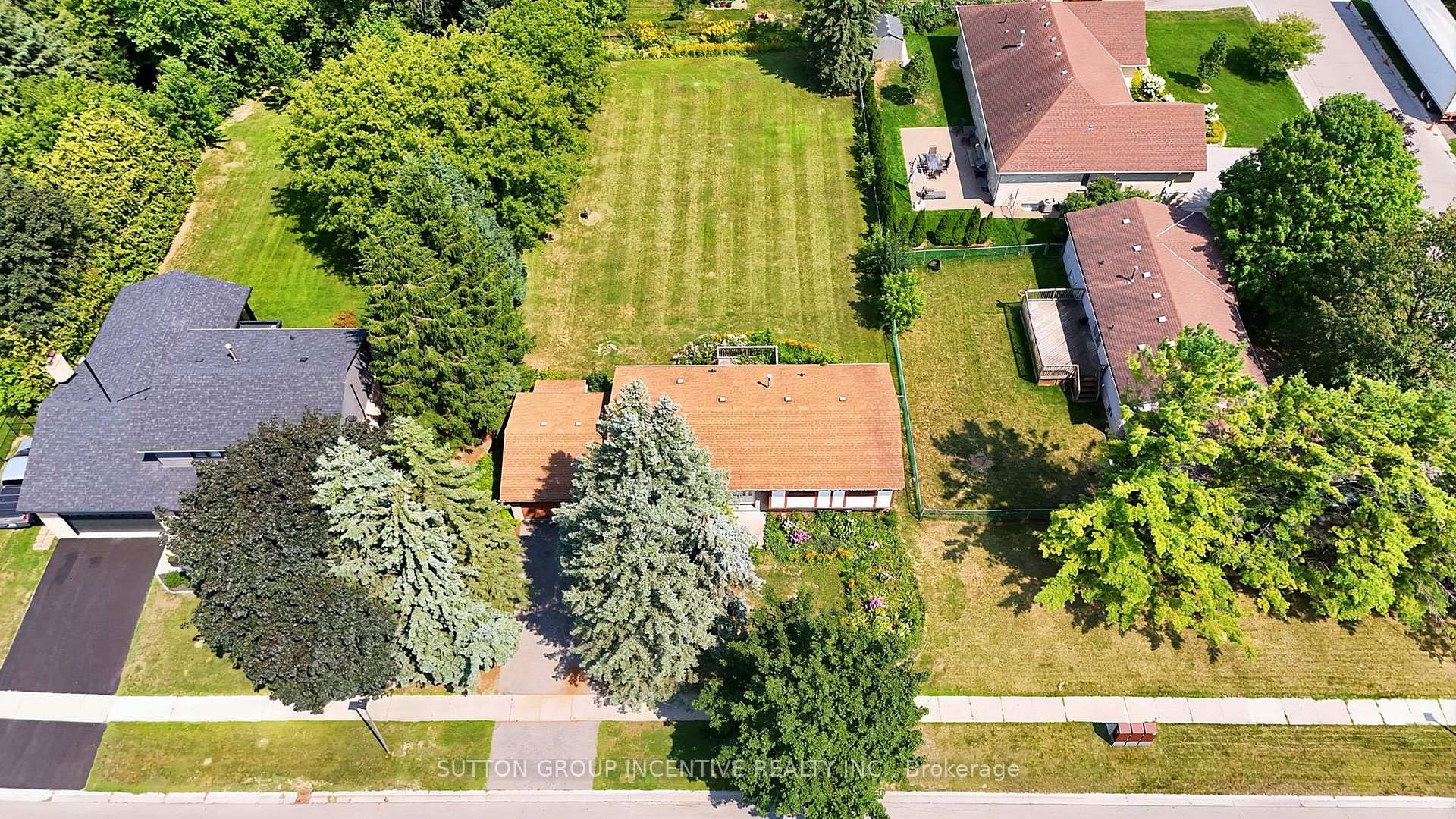 Photo 31 of 37 Moore Park Drive, King, Schomberg — HOMEH