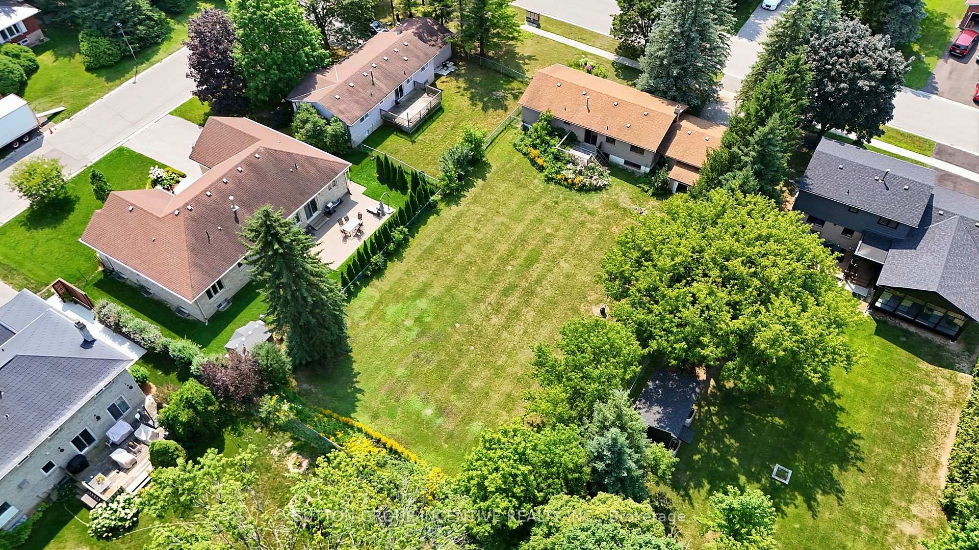 Photo 33 of 37 Moore Park Drive, King, Schomberg — HOMEH