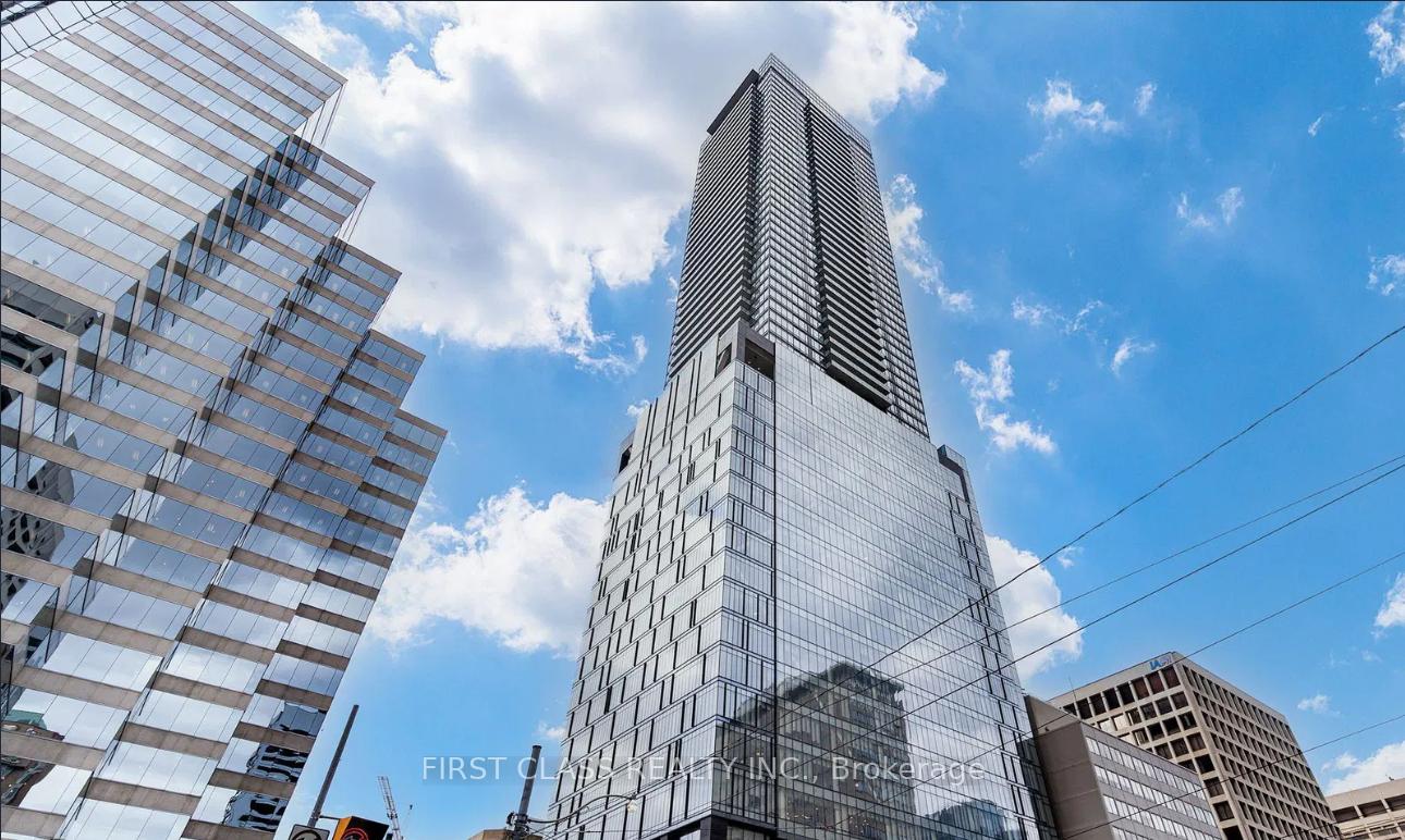 Front of Unit 3916, 488 University Avenue