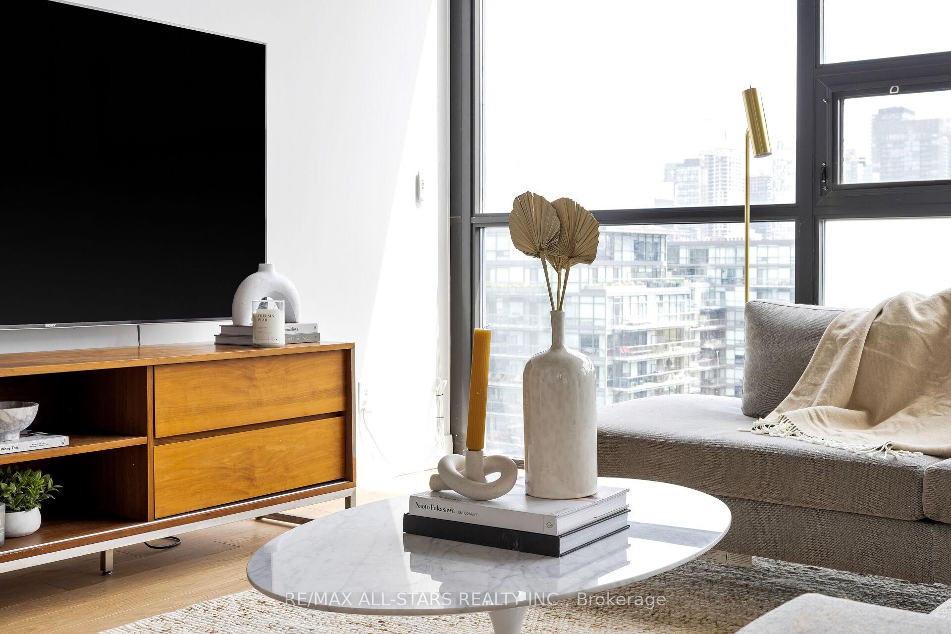 Photo 4 of Unit Ph1011, 60 Bathurst Street, Toronto, Niagara — HOMEH