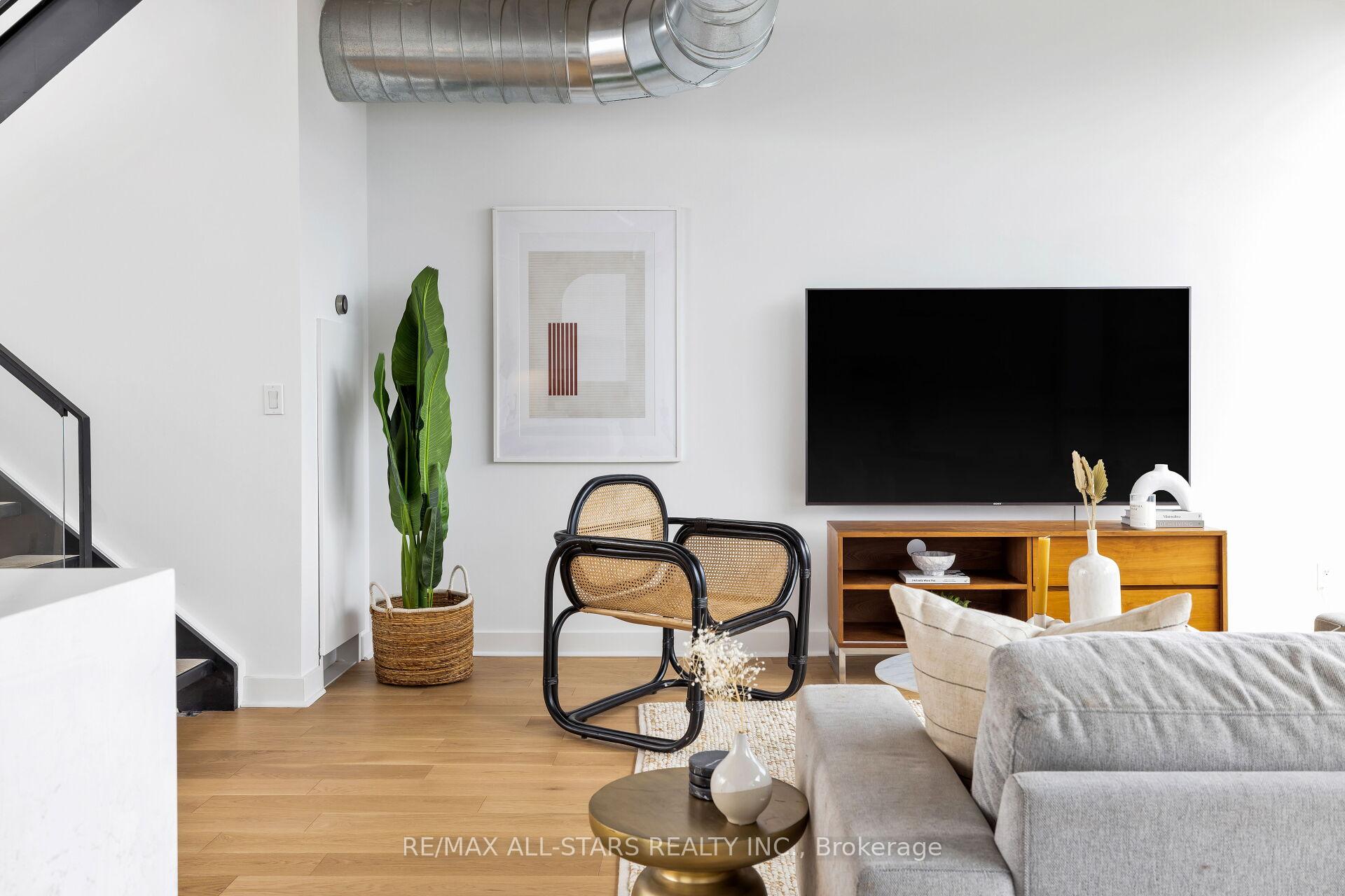 Photo 5 of Unit Ph1011, 60 Bathurst Street, Toronto, Niagara — HOMEH